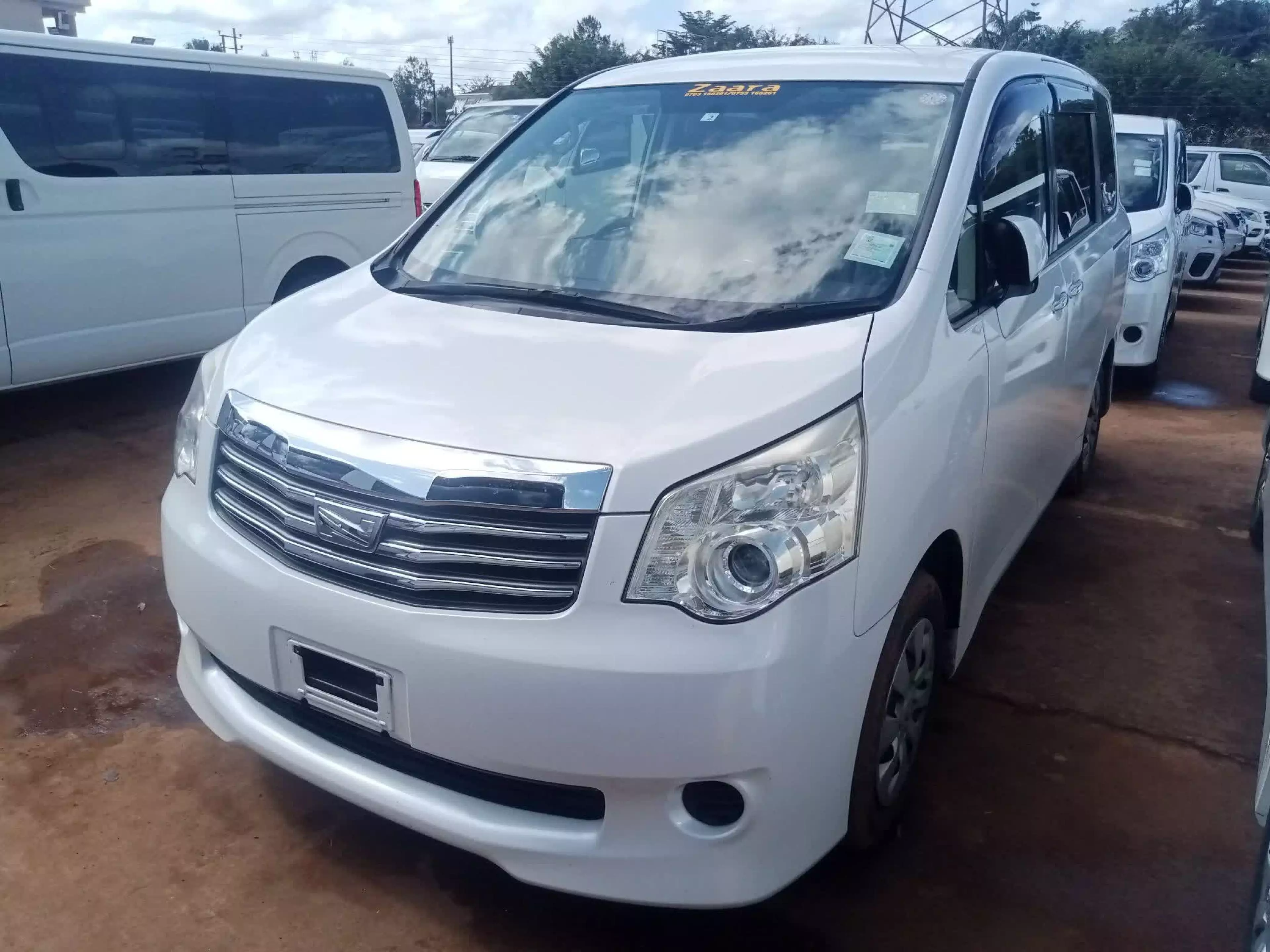 Toyota Noah  - 2011