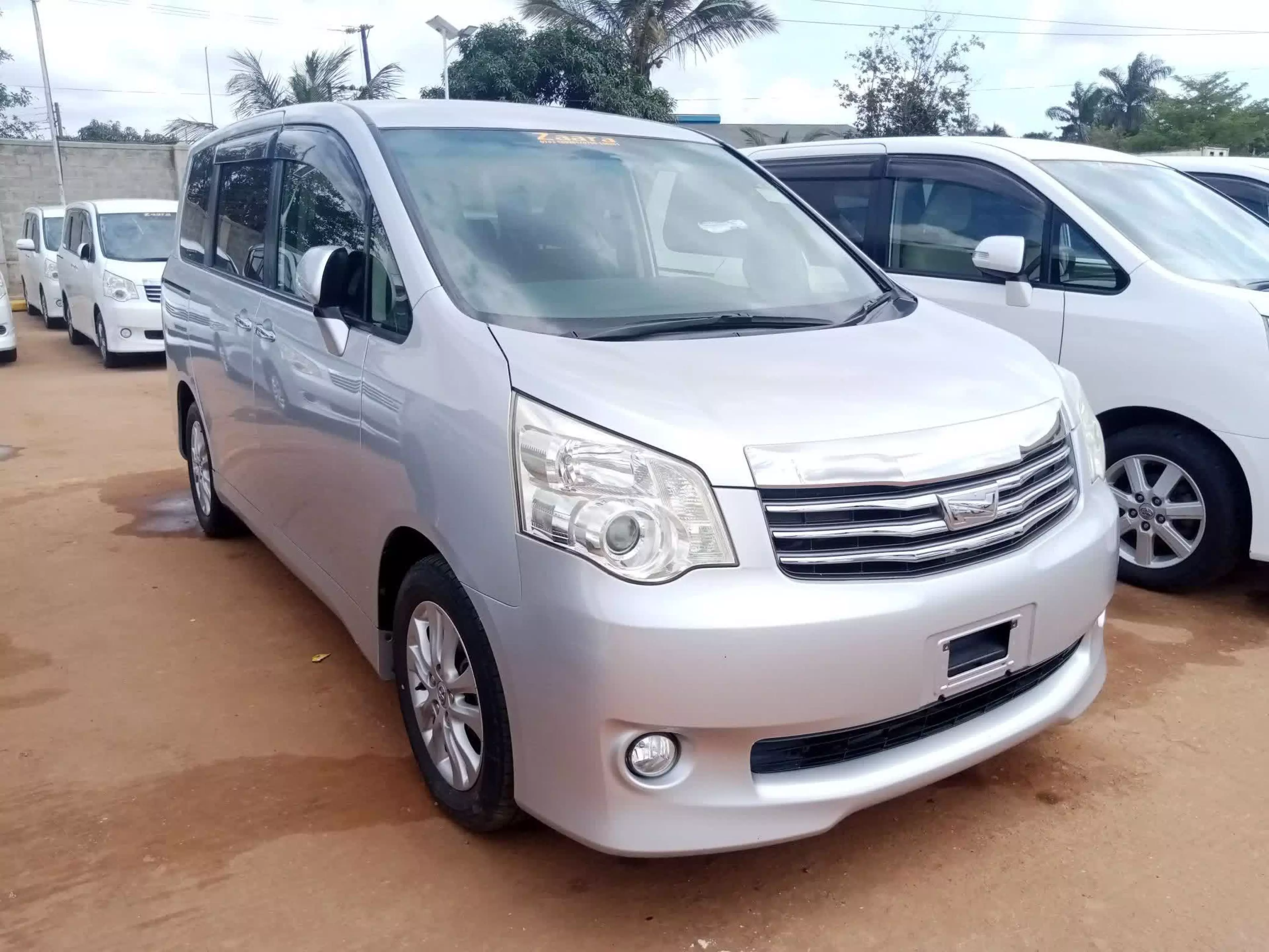 Toyota Noah  - 2011