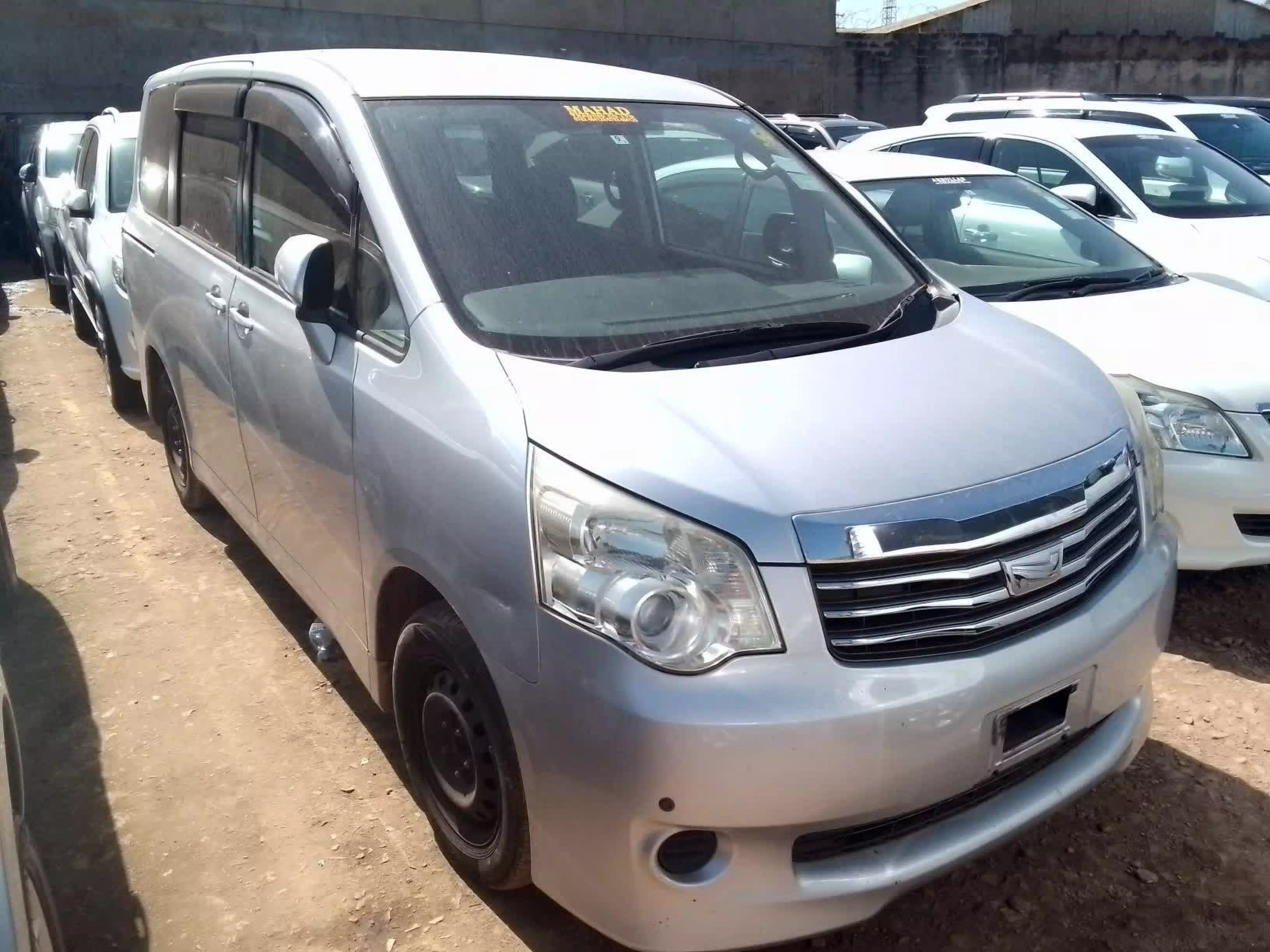 Toyota Noah - 2010