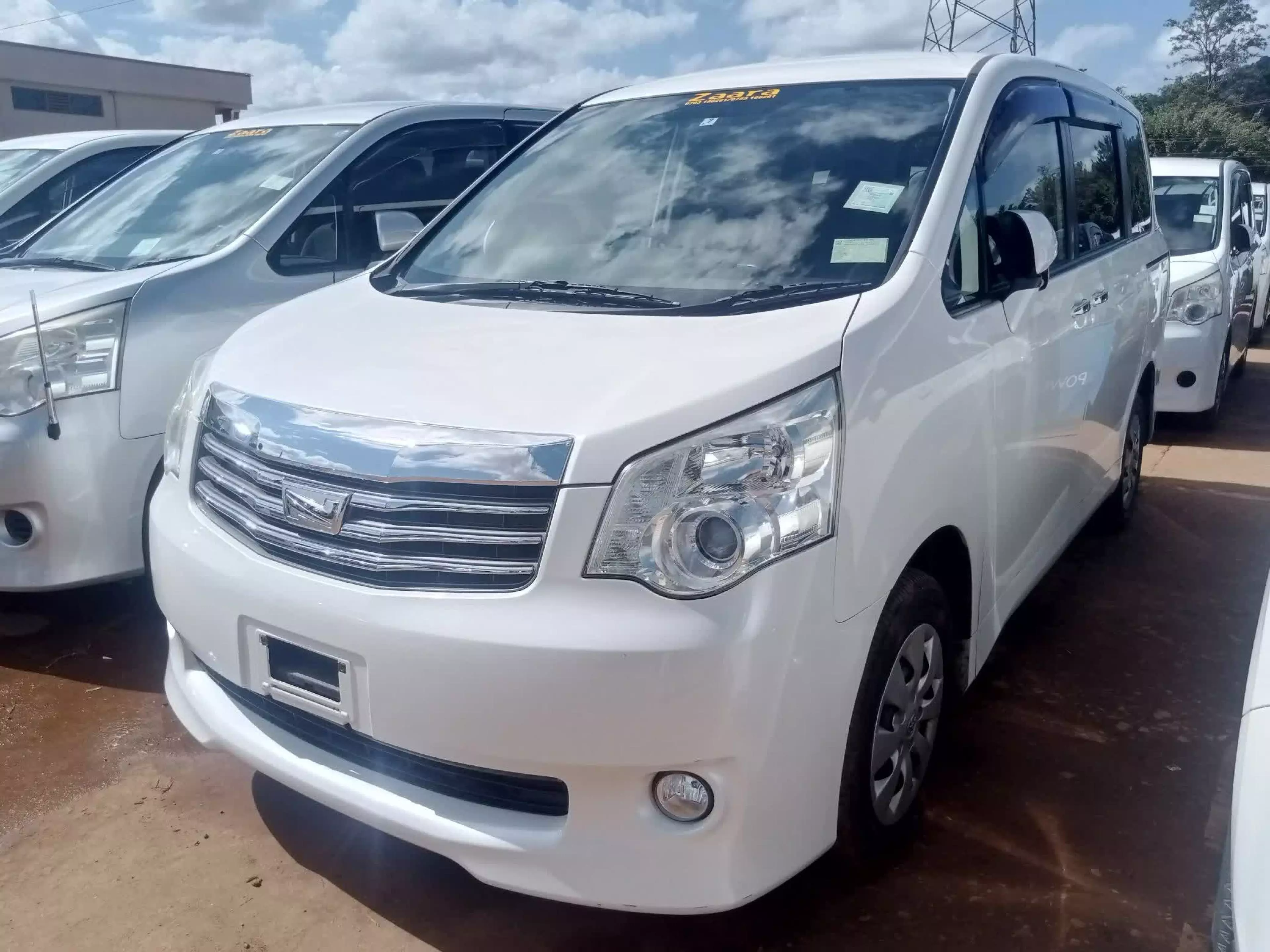 Toyota Noah - 2011