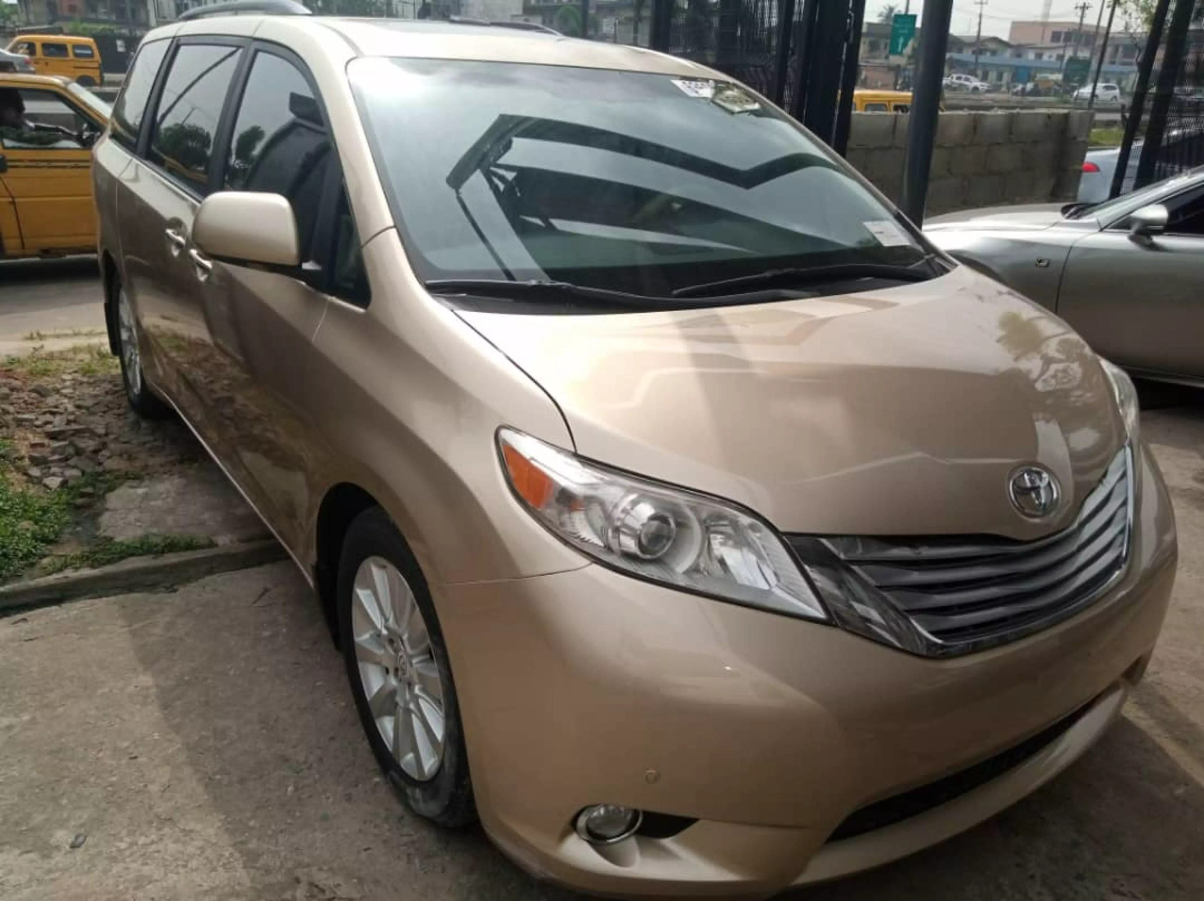 Toyota Sienna  - 2011