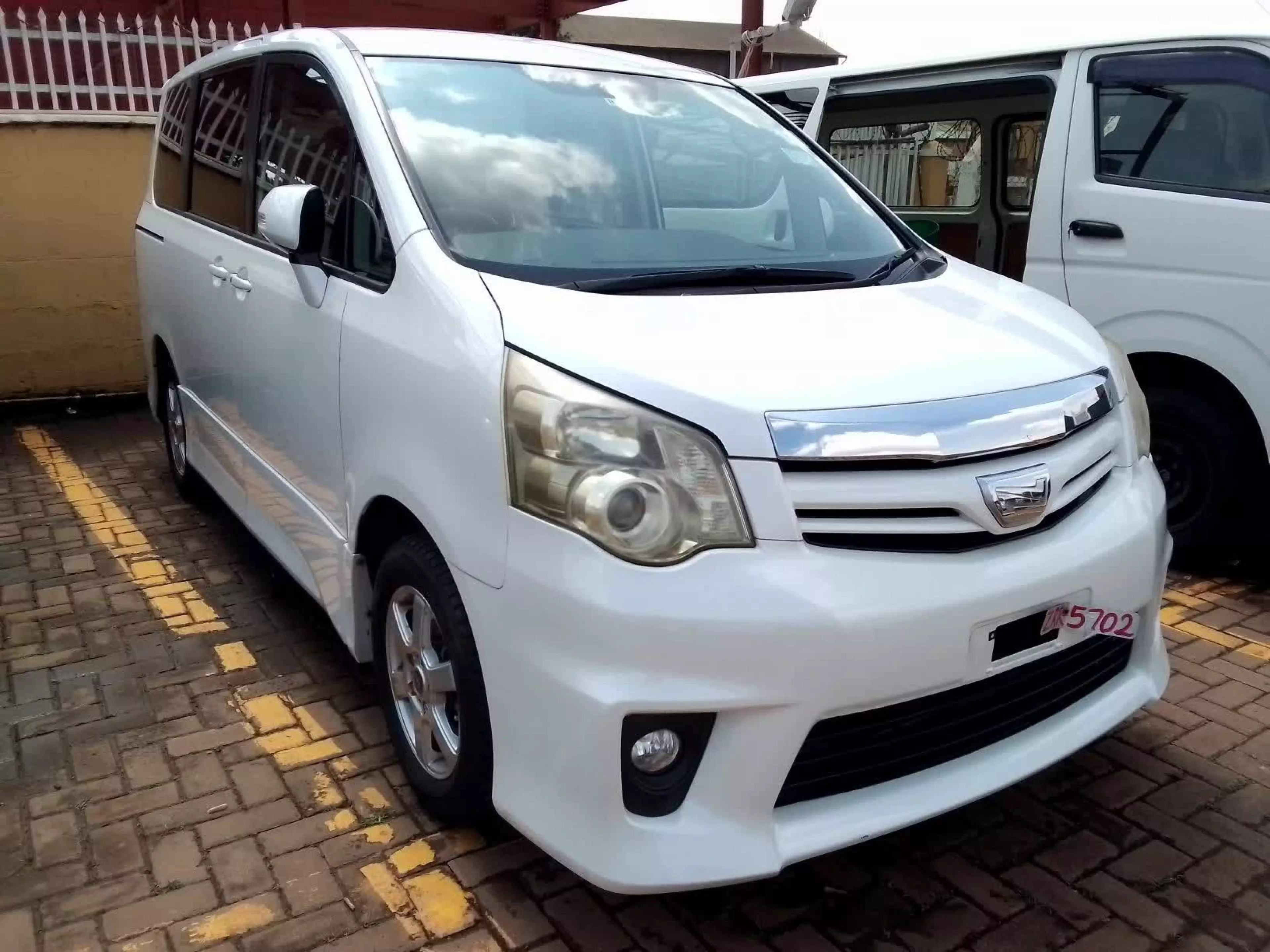 Toyota Noah - 2010