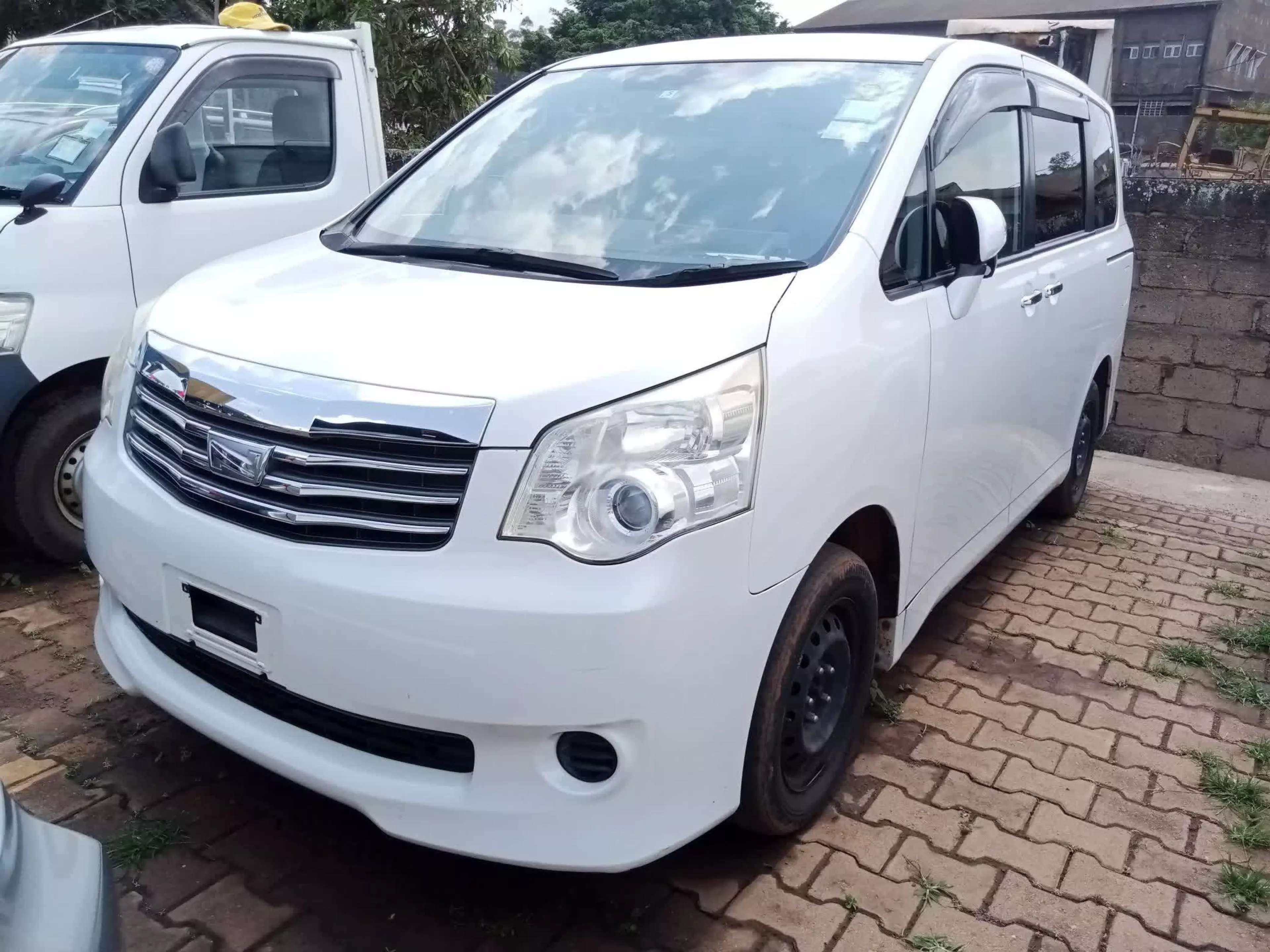 Toyota Noah - 2011