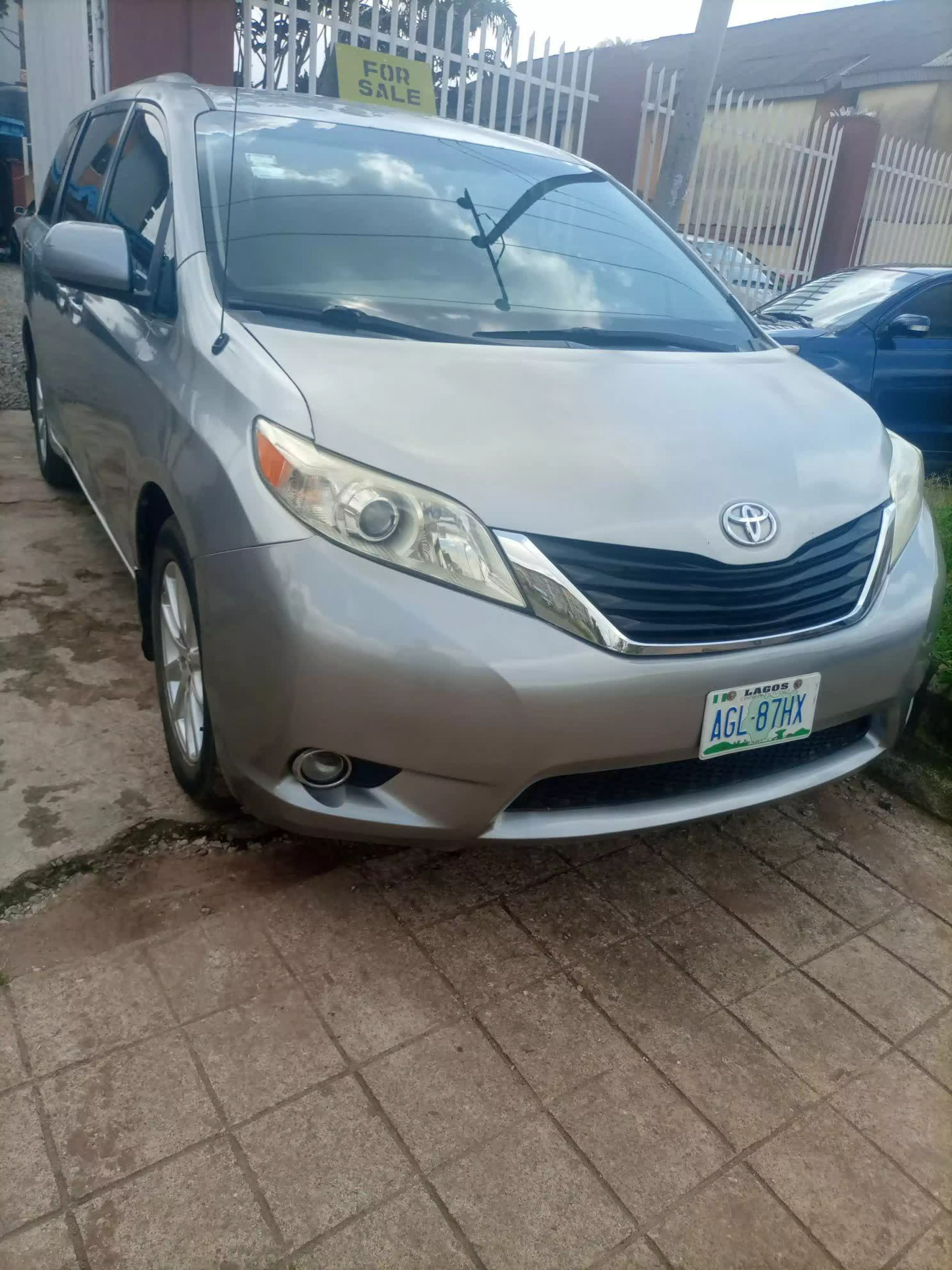 Toyota Sienna - 2011