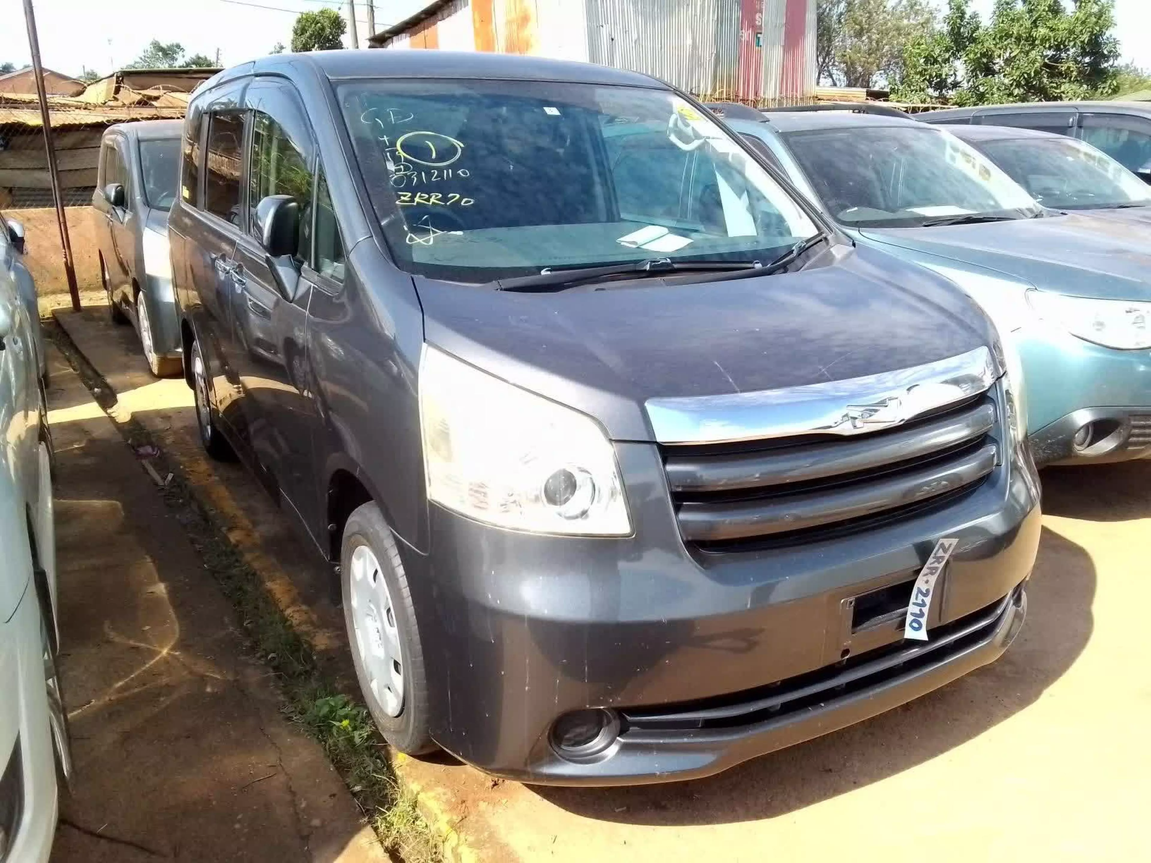 Toyota Noah  - 2010