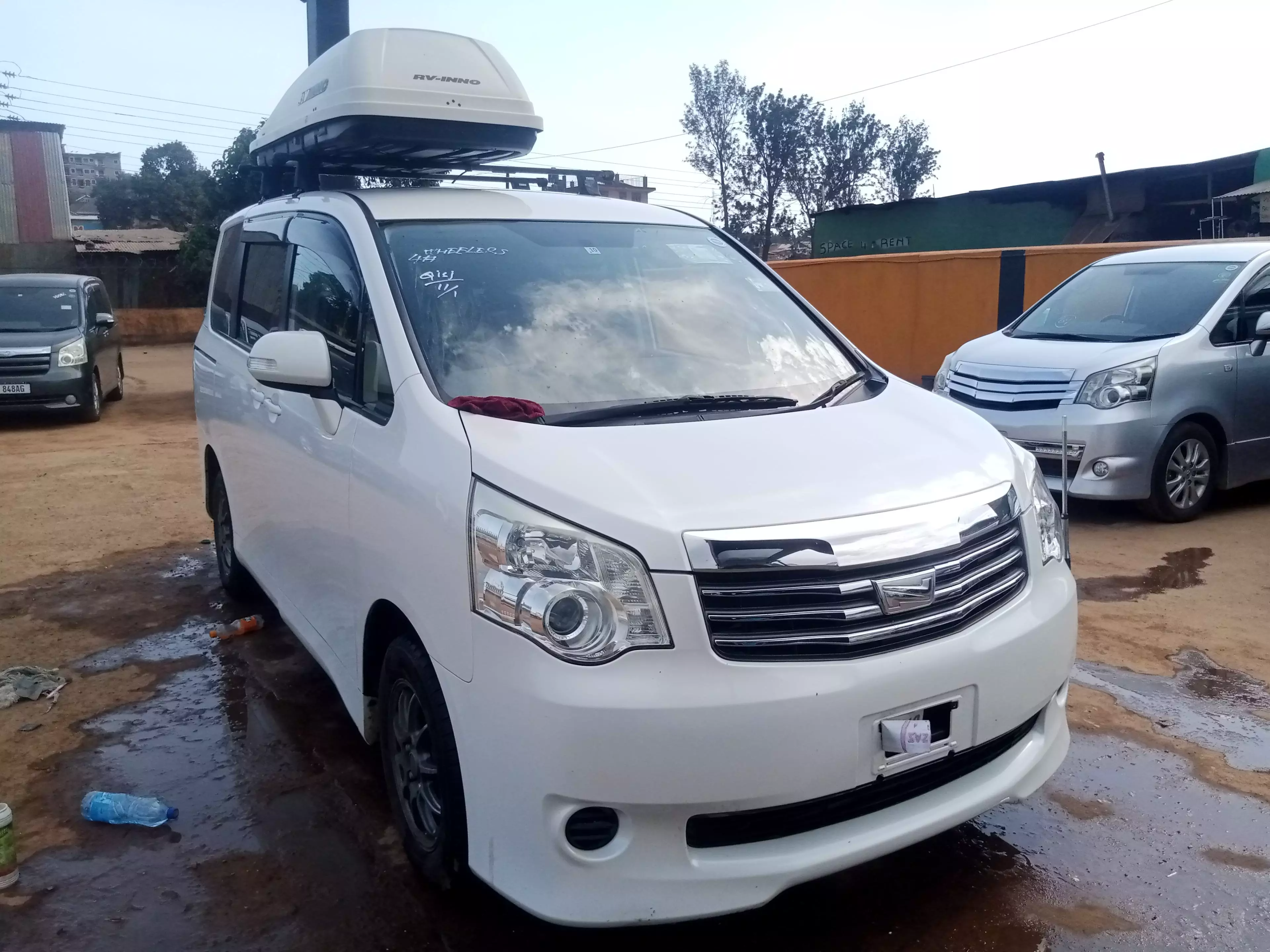 Toyota Noah  - 2011