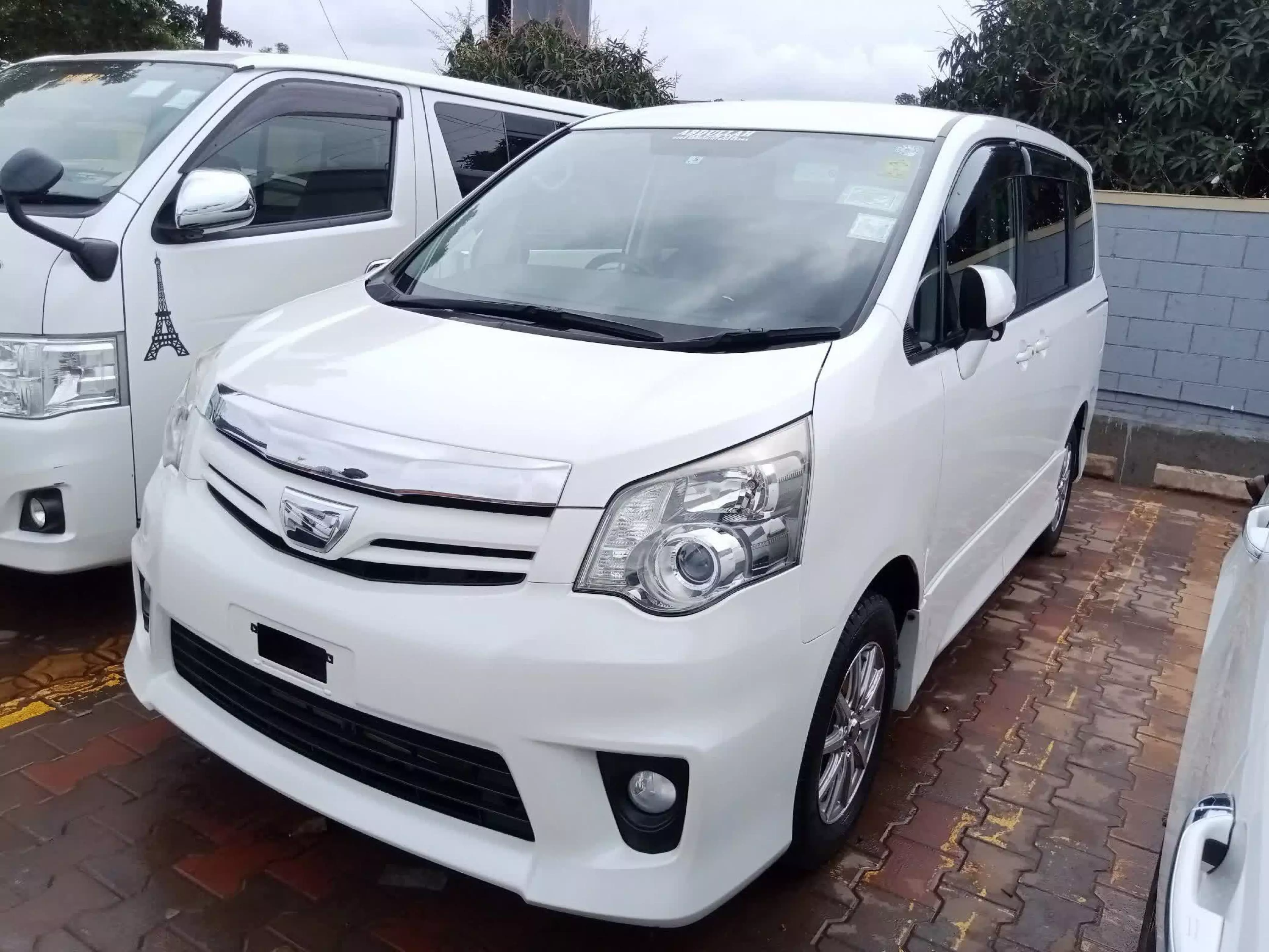 Toyota Noah - 2011