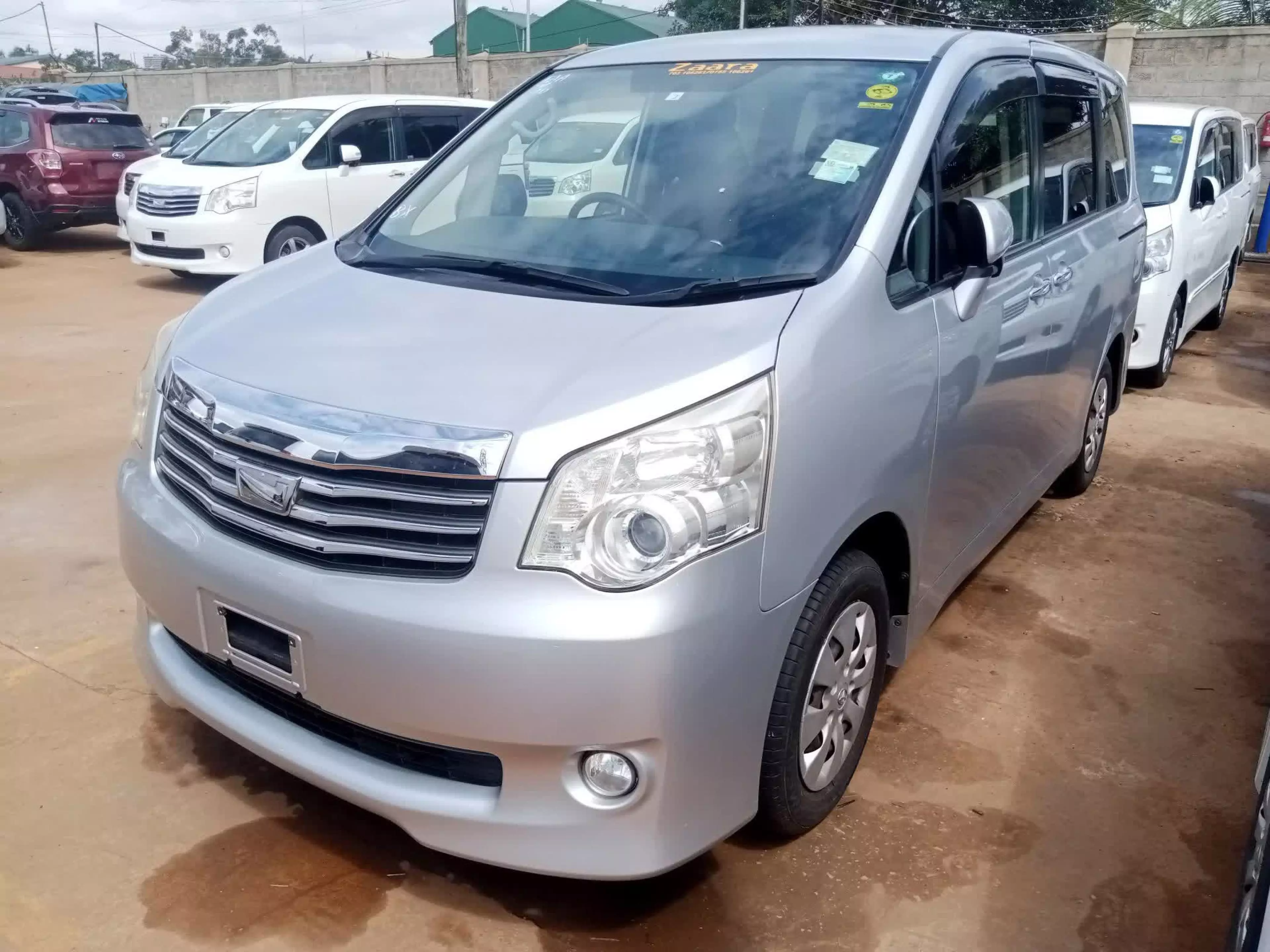 Toyota Noah - 2011