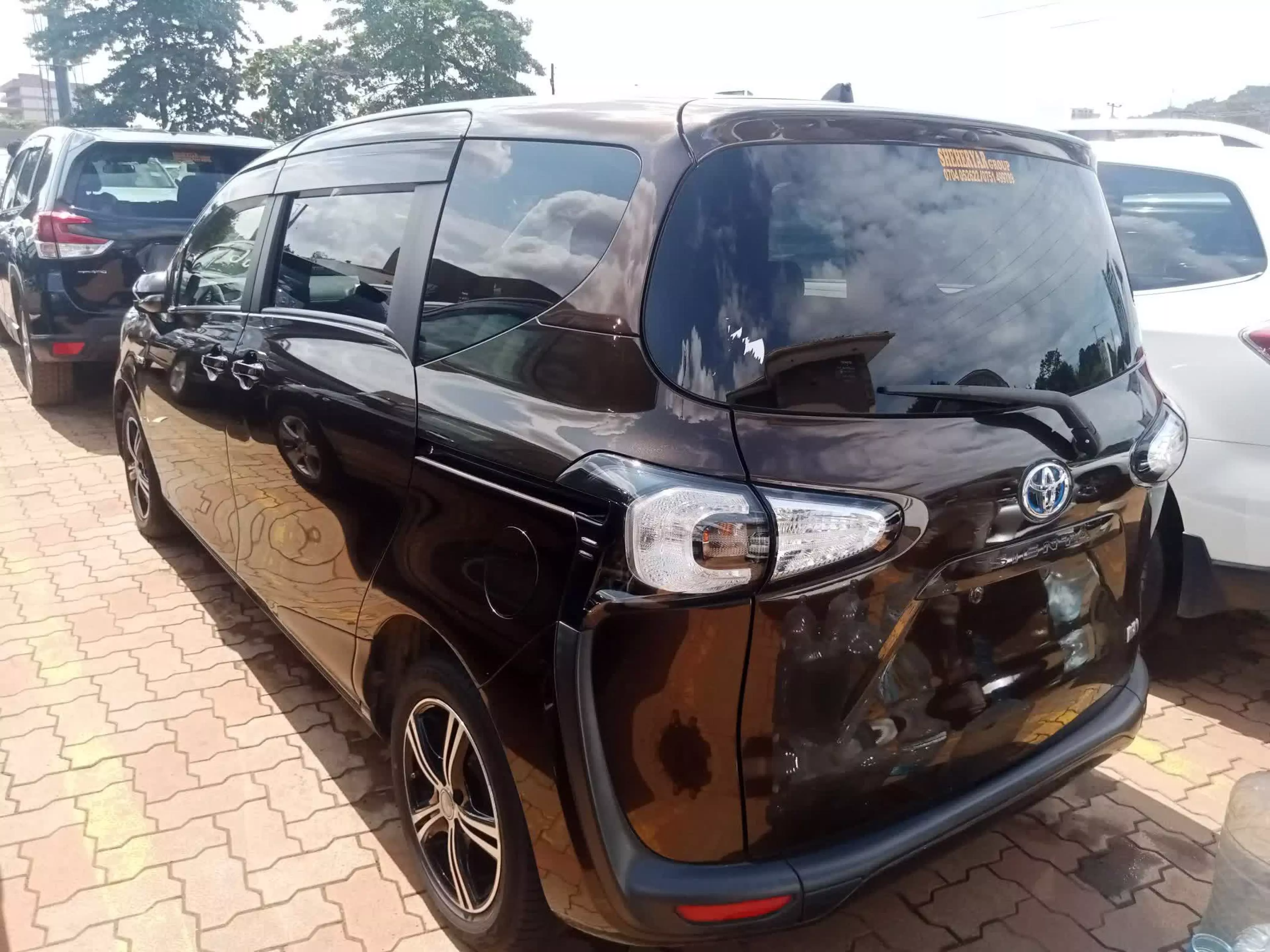 Toyota Sienta Hybrid  - 2016