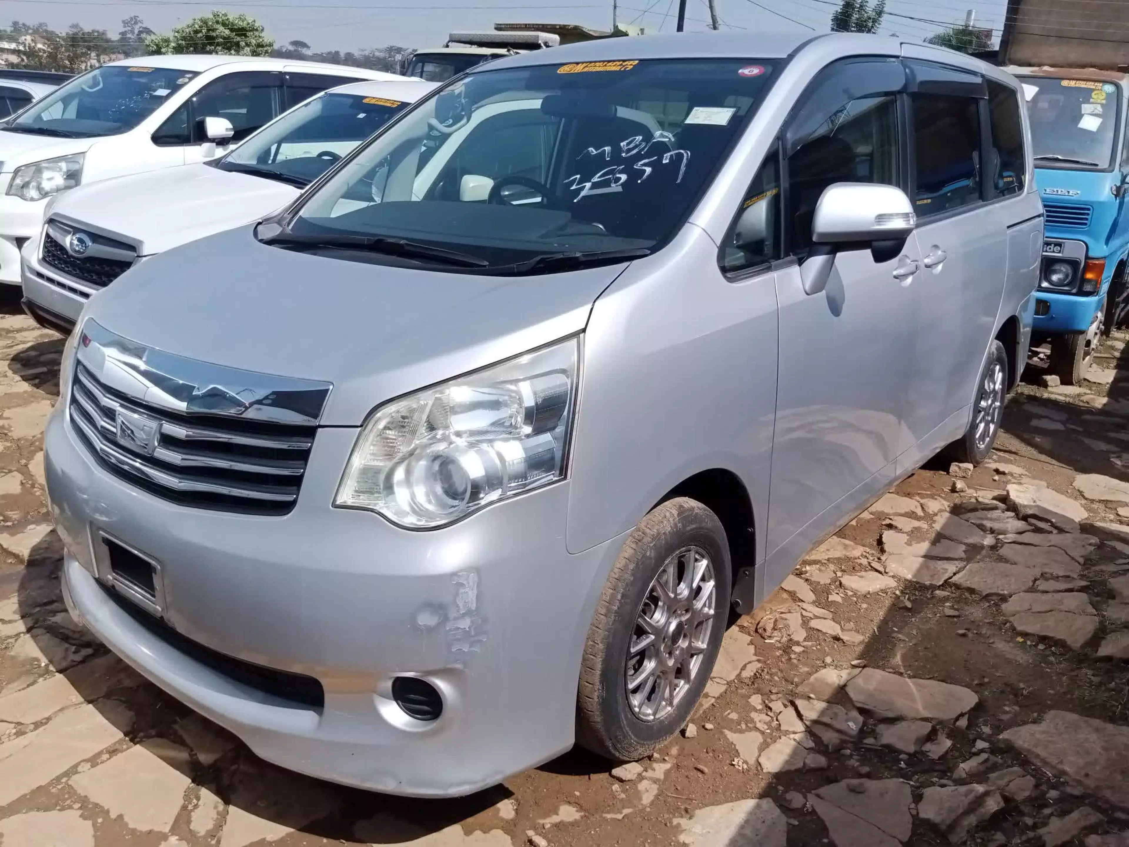 Toyota Noah  - 2009