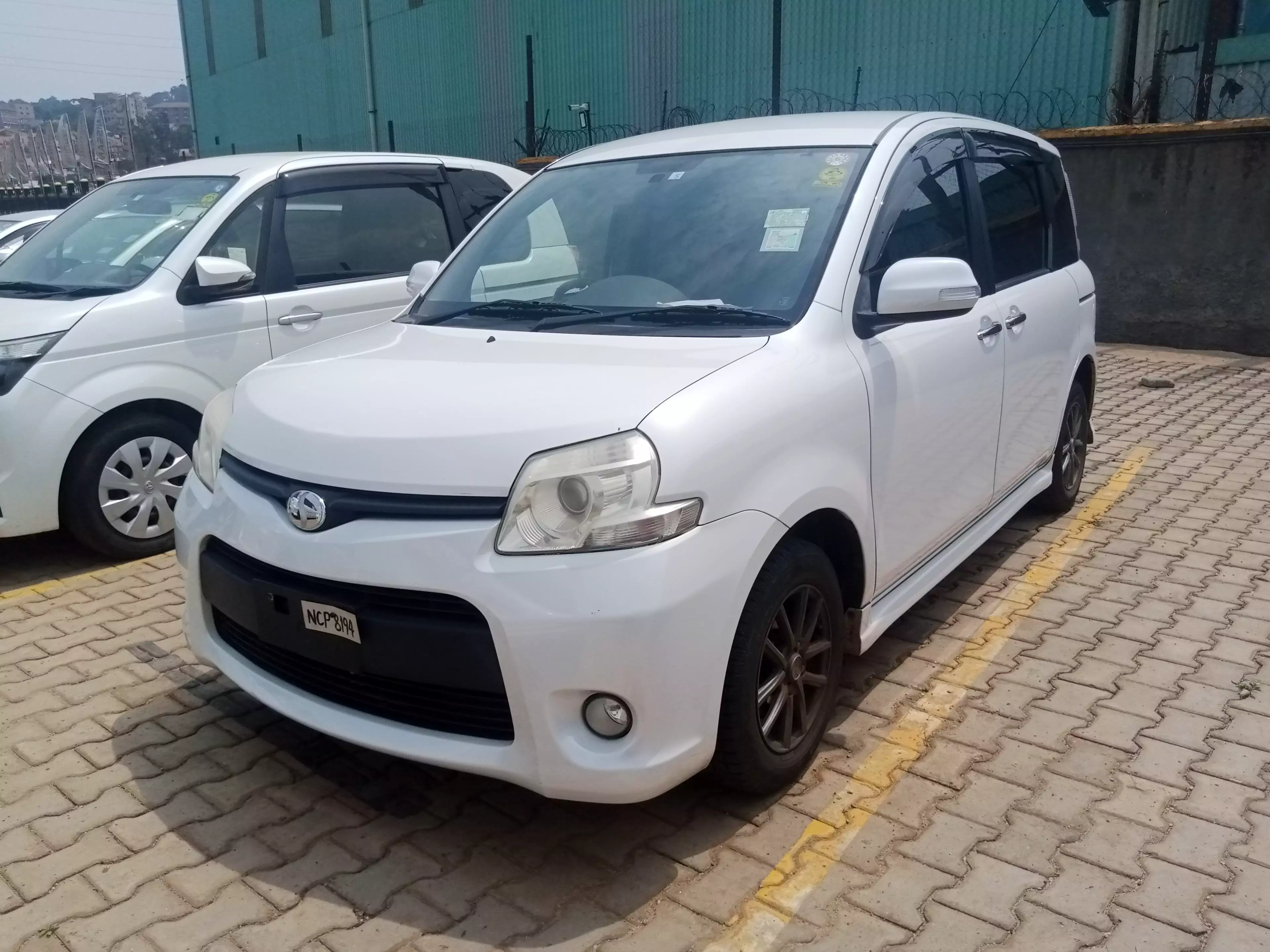 Toyota Sienta - 2011