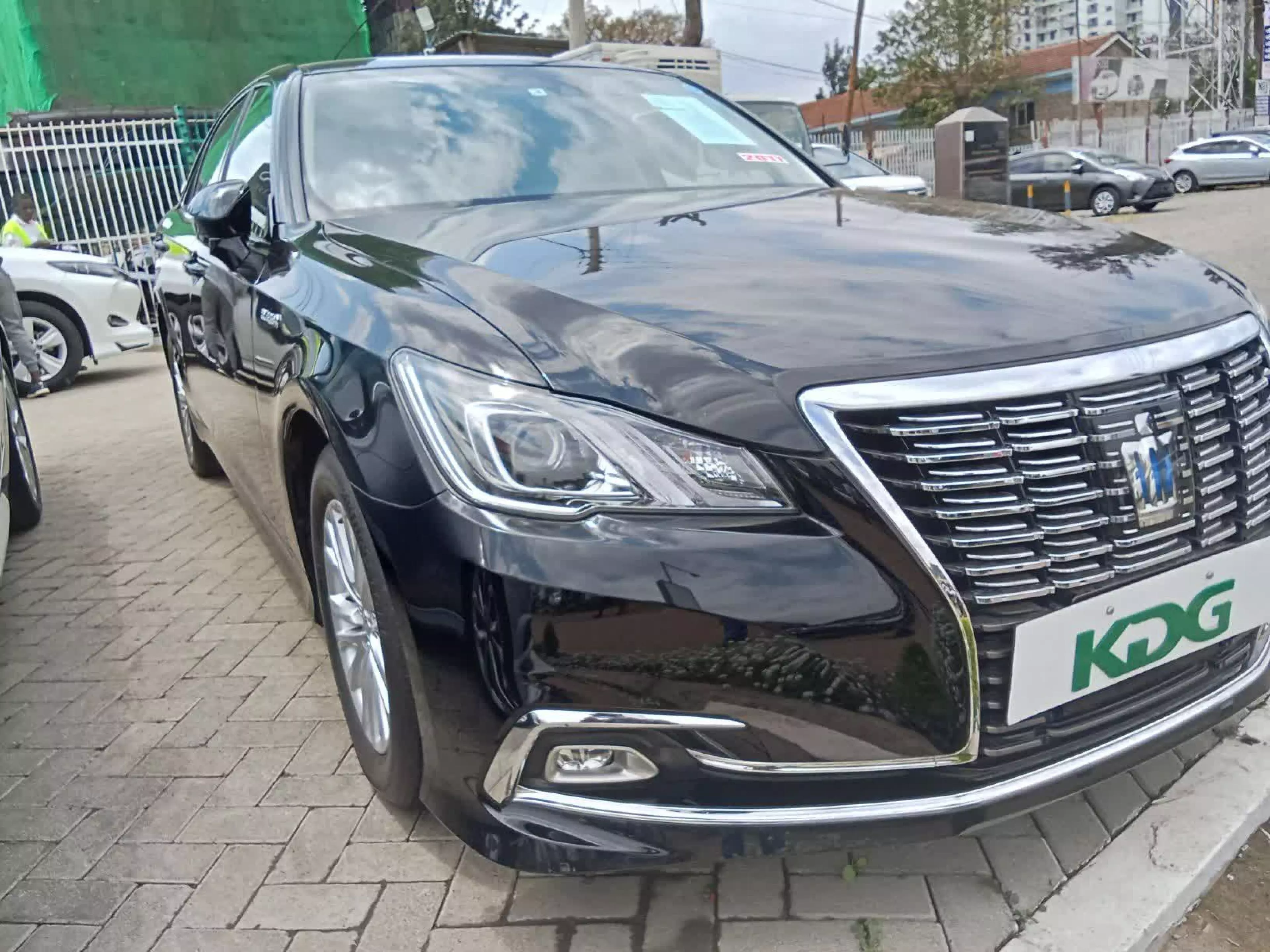 Toyota Crown Royal saloon Hybrid   - 2017