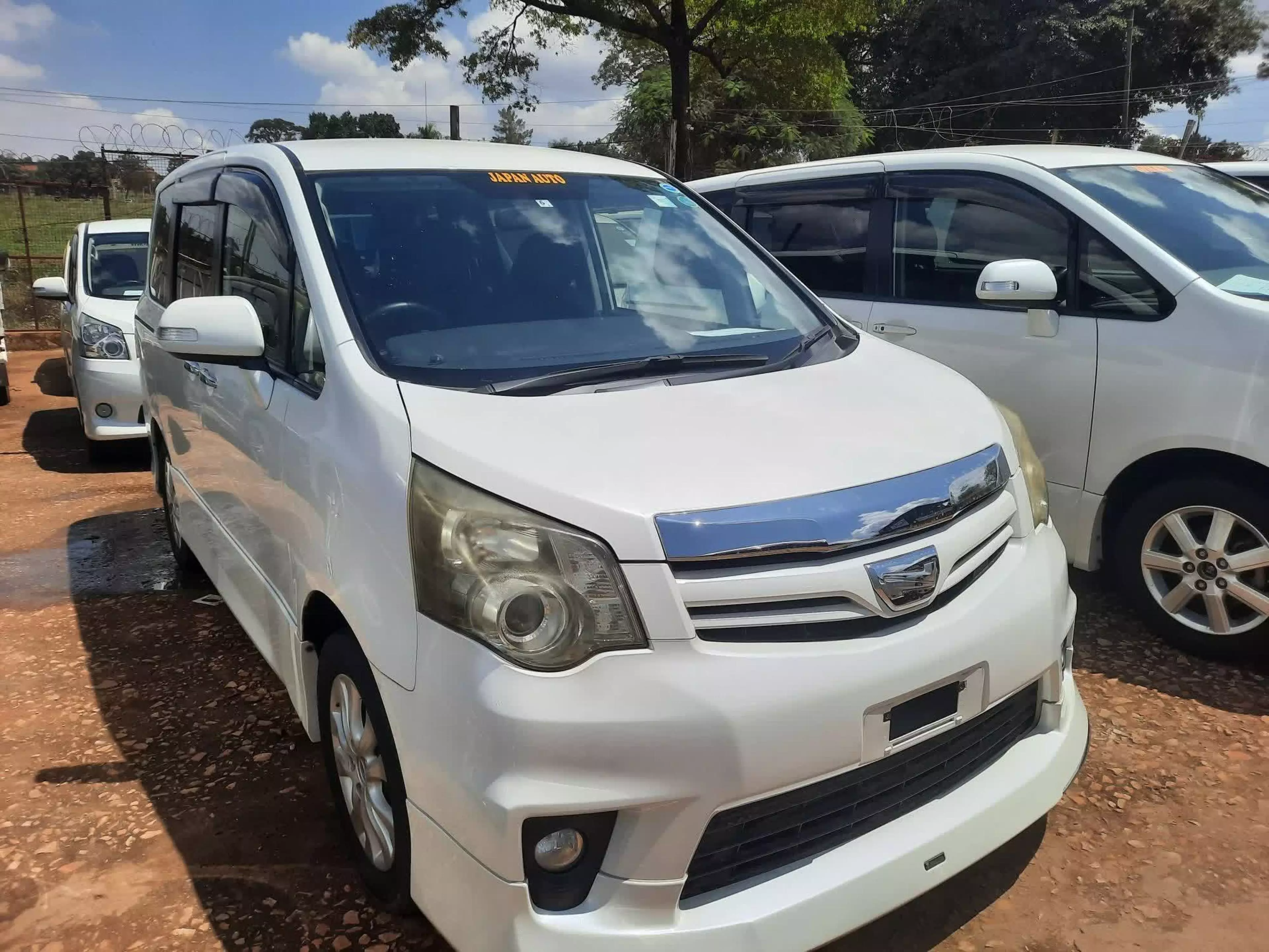 Toyota Noah  - 2010