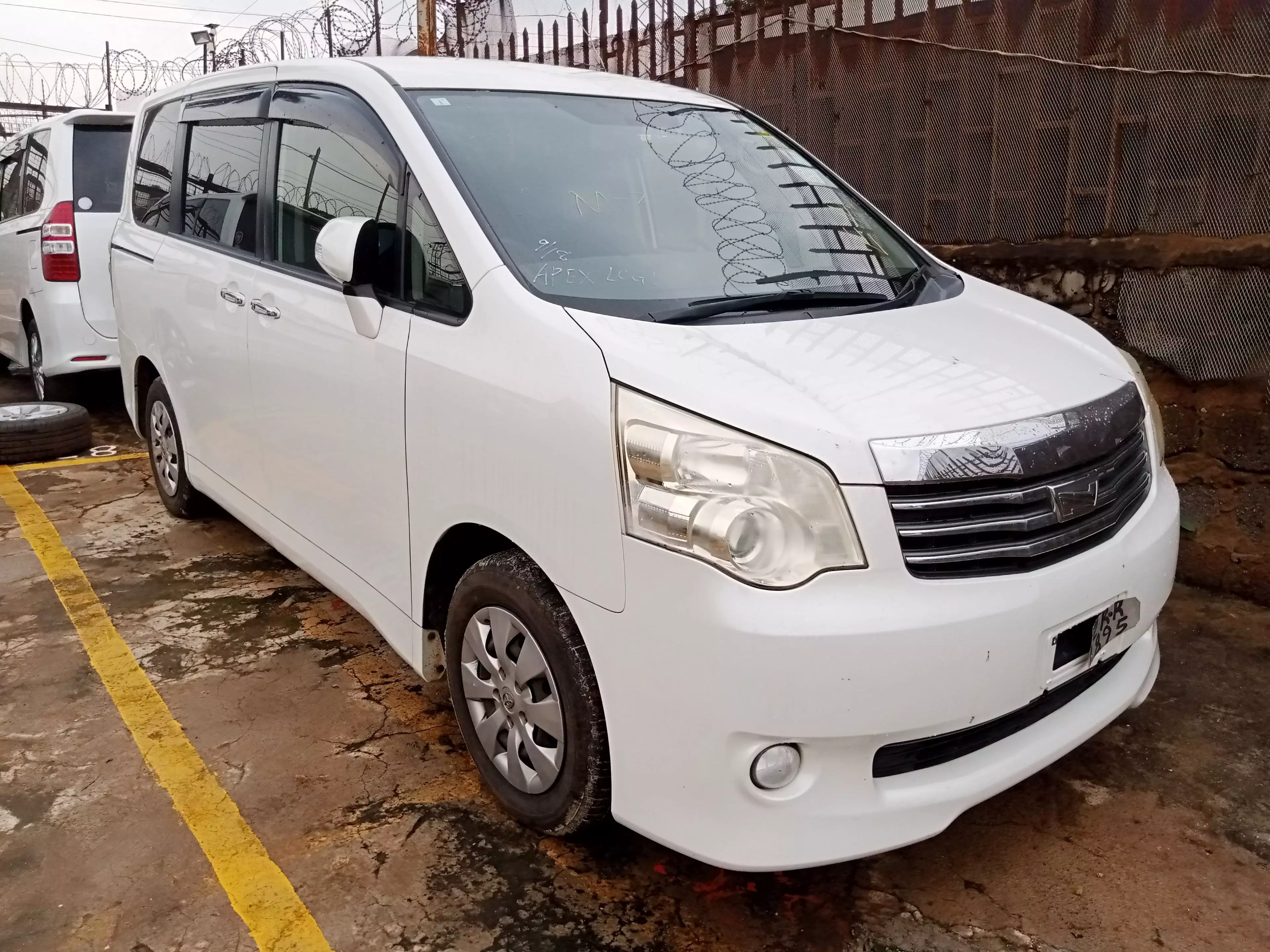 Toyota Noah - 2011