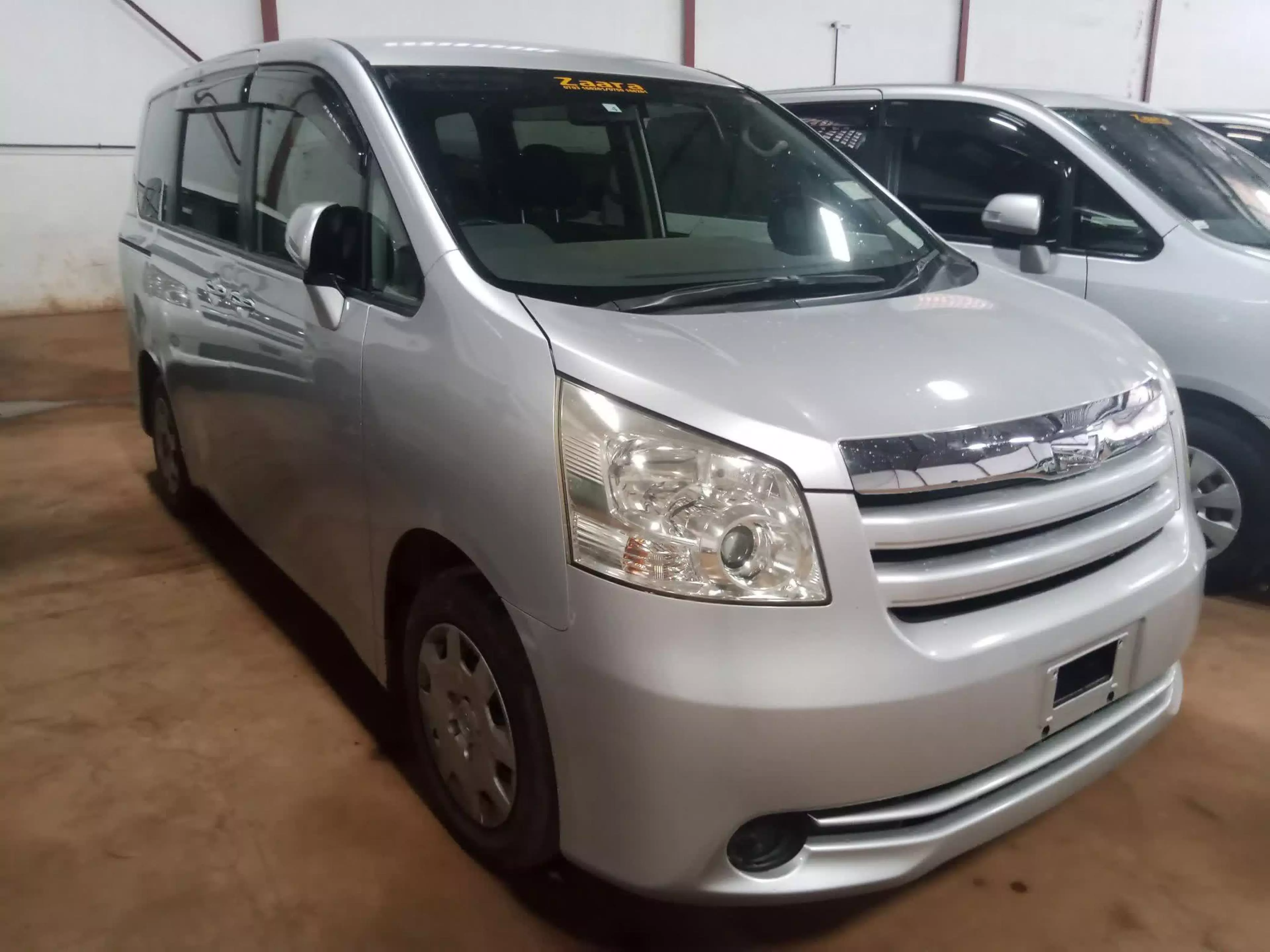 Toyota Noah  - 2009