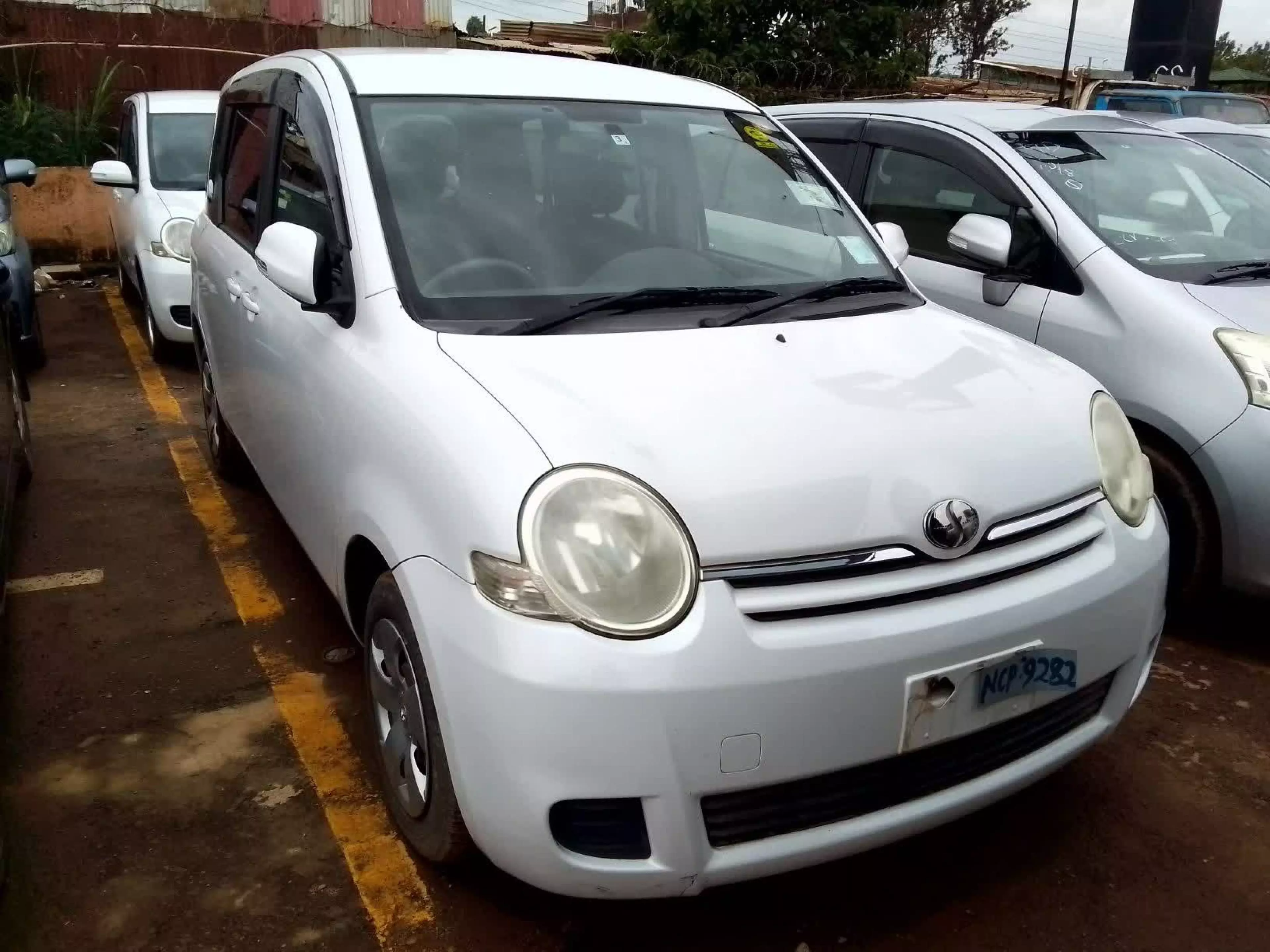 Toyota Sienta - 2009