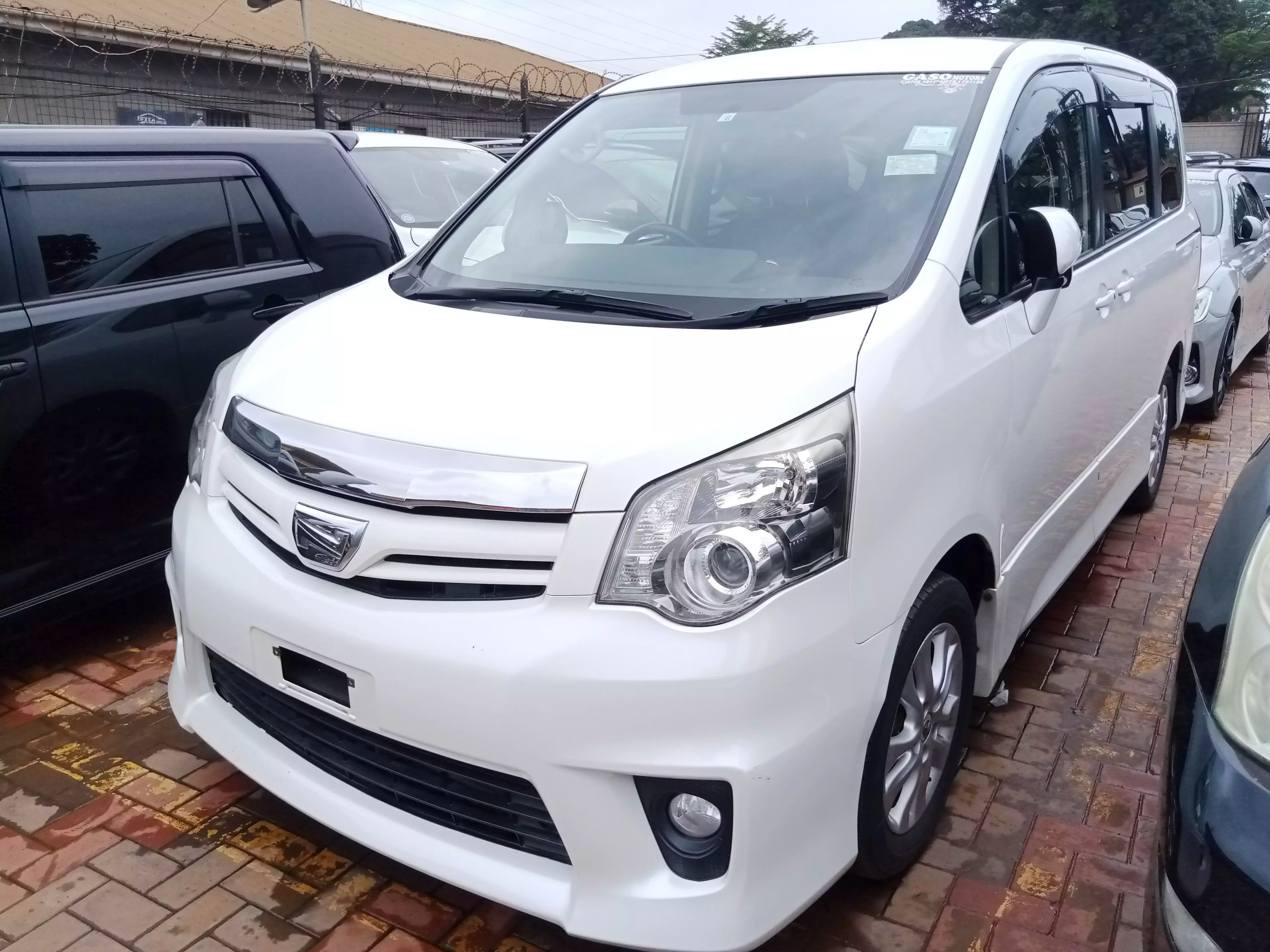 Toyota Noah  - 2012