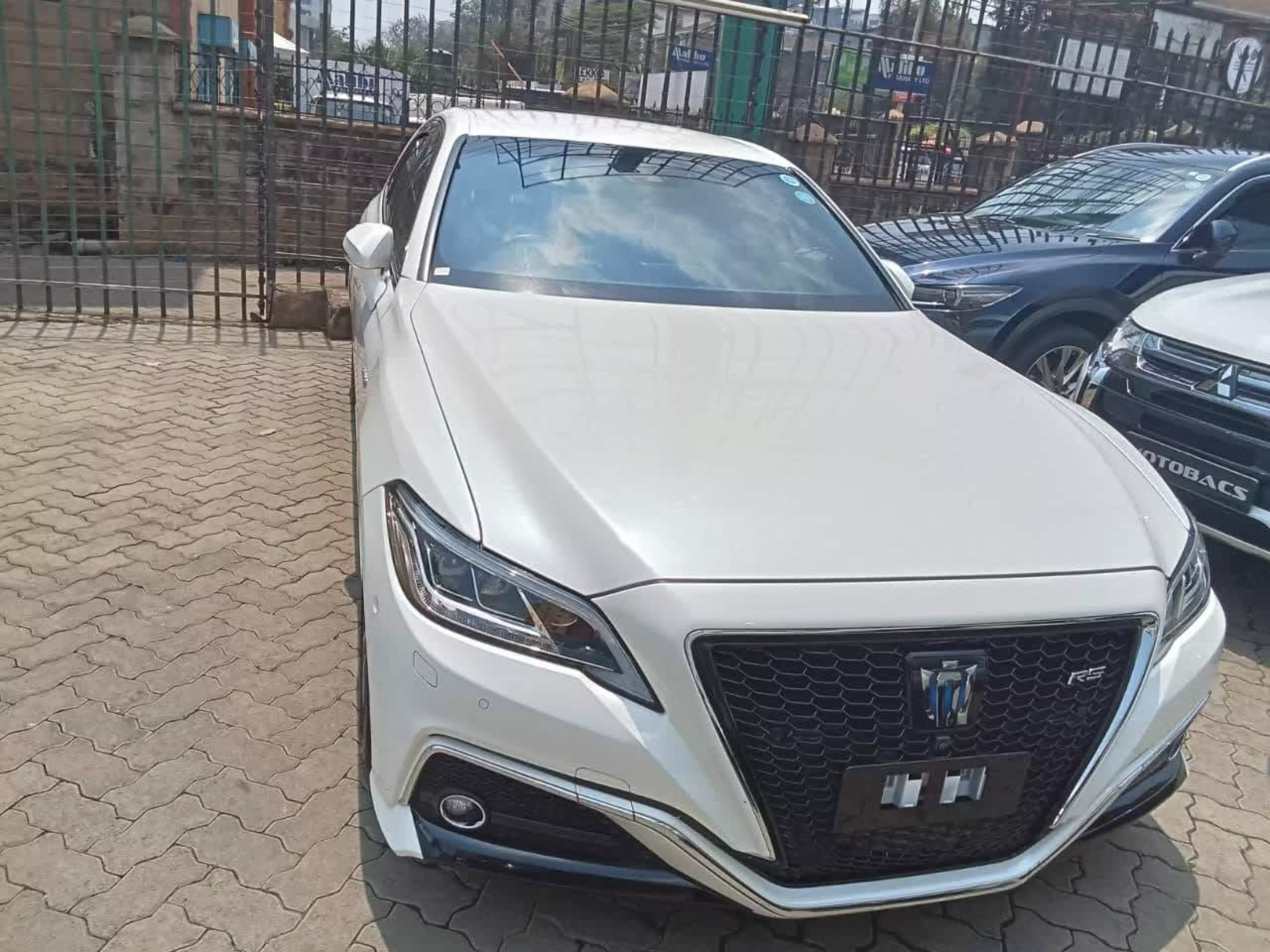 Toyota Crown Royal saloon Hybrid   - 2018