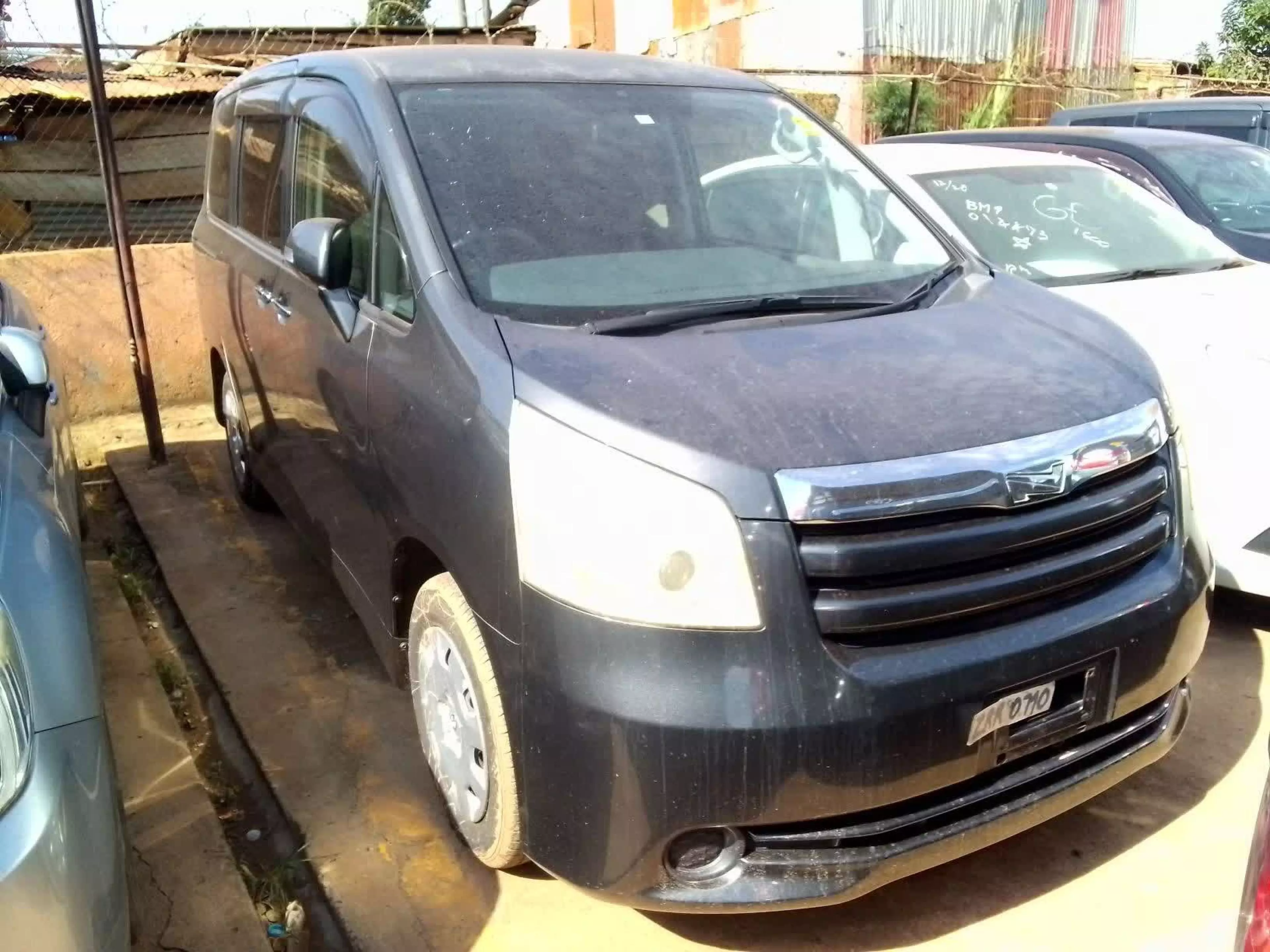 Toyota Noah  - 2010