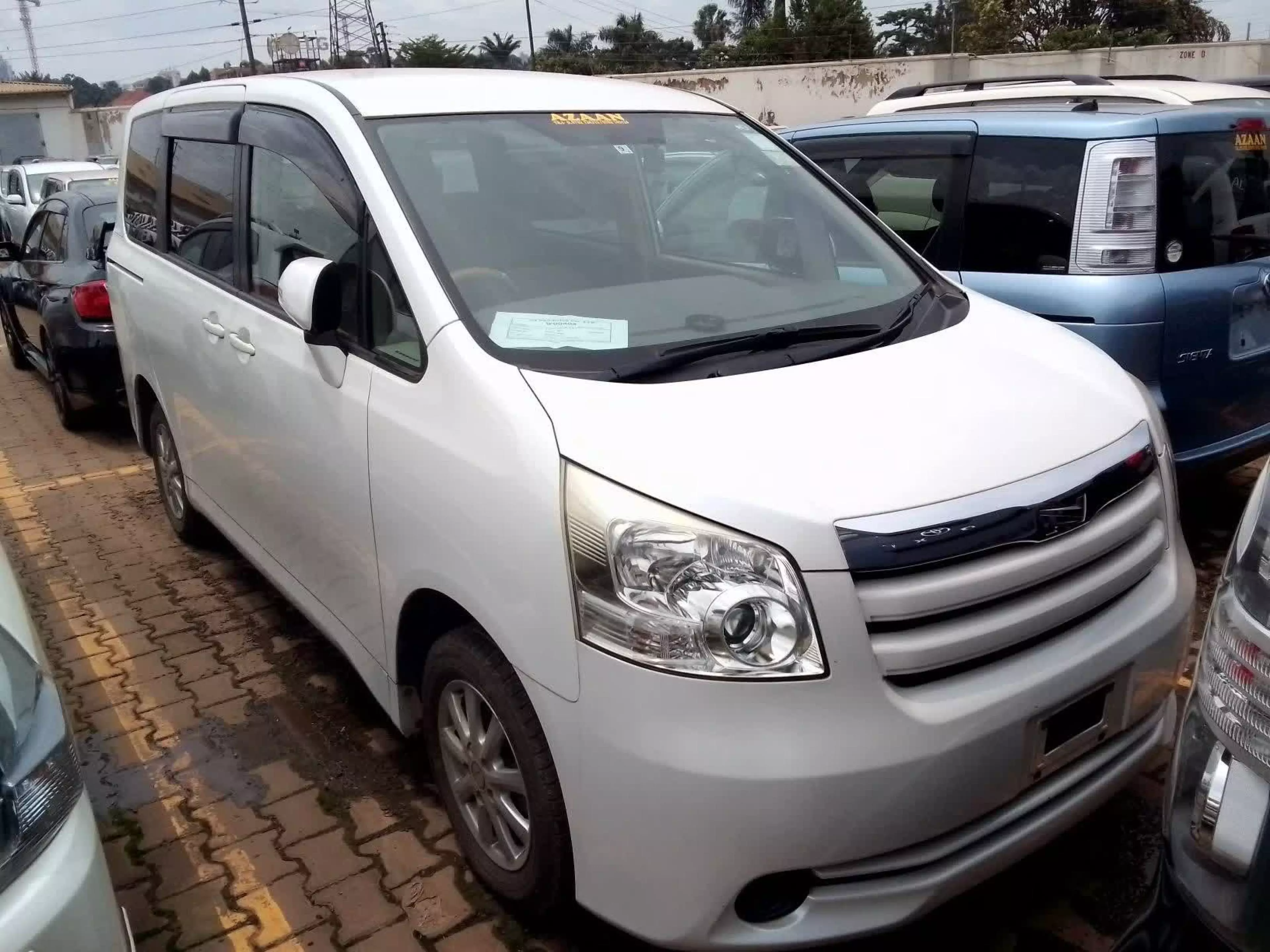 Toyota Noah - 2008