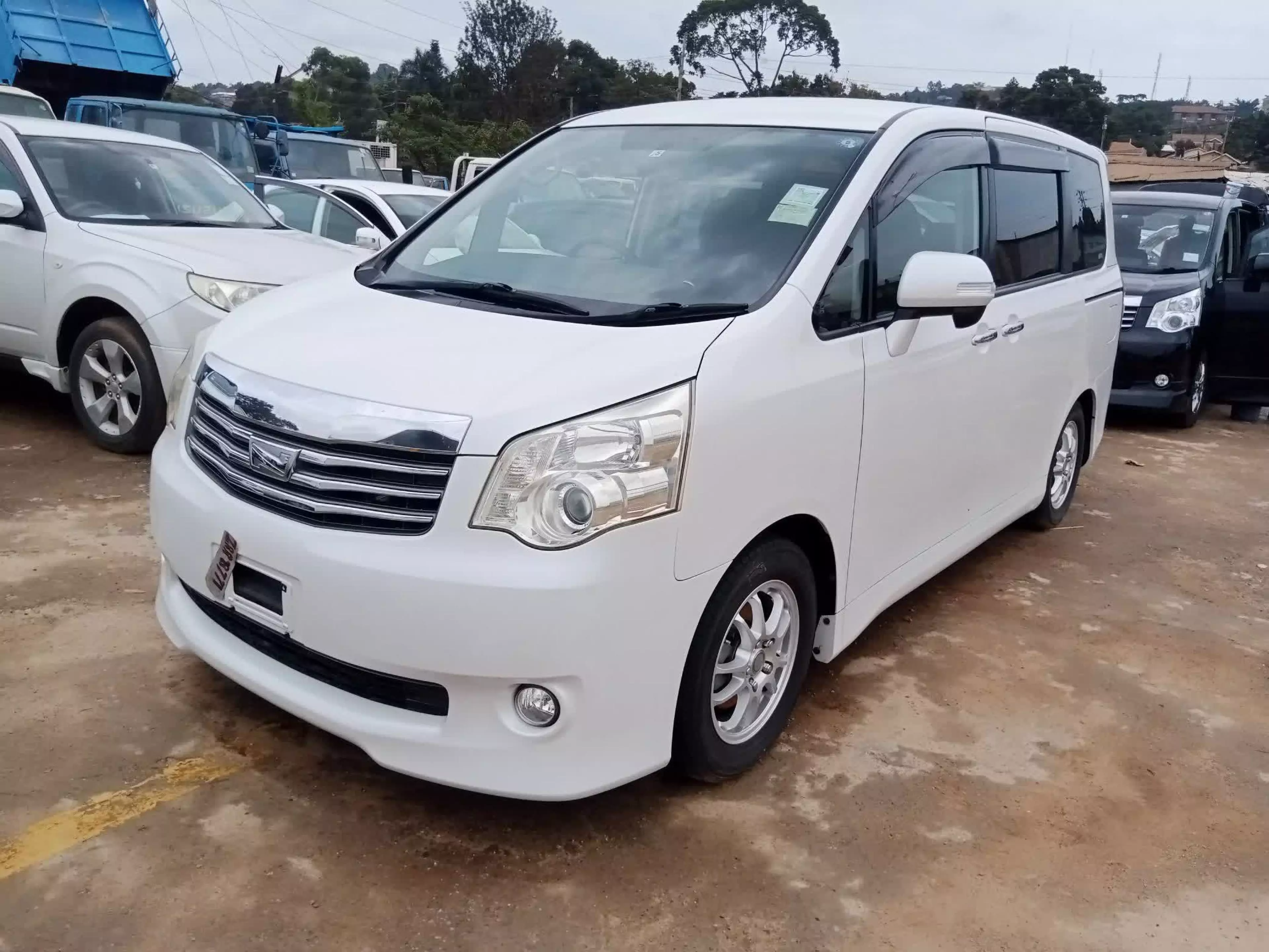 Toyota Noah - 2011