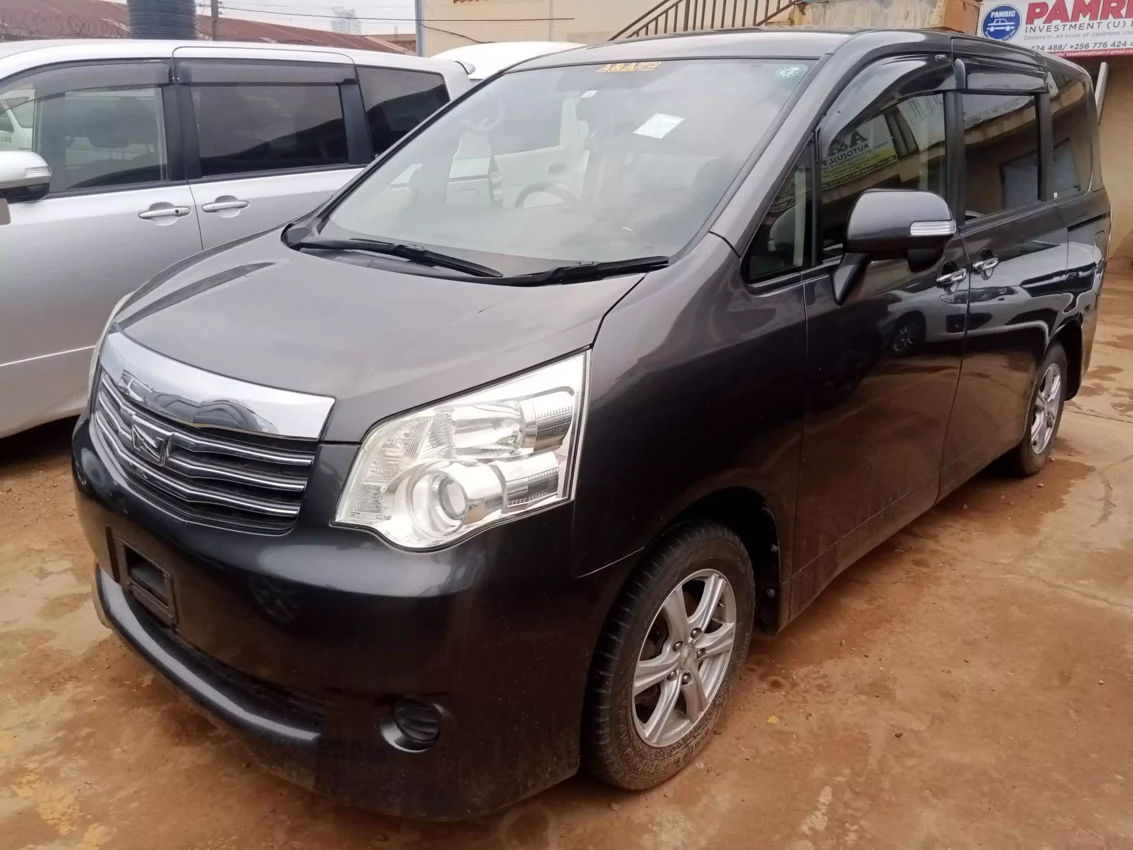 Toyota Noah - 2011