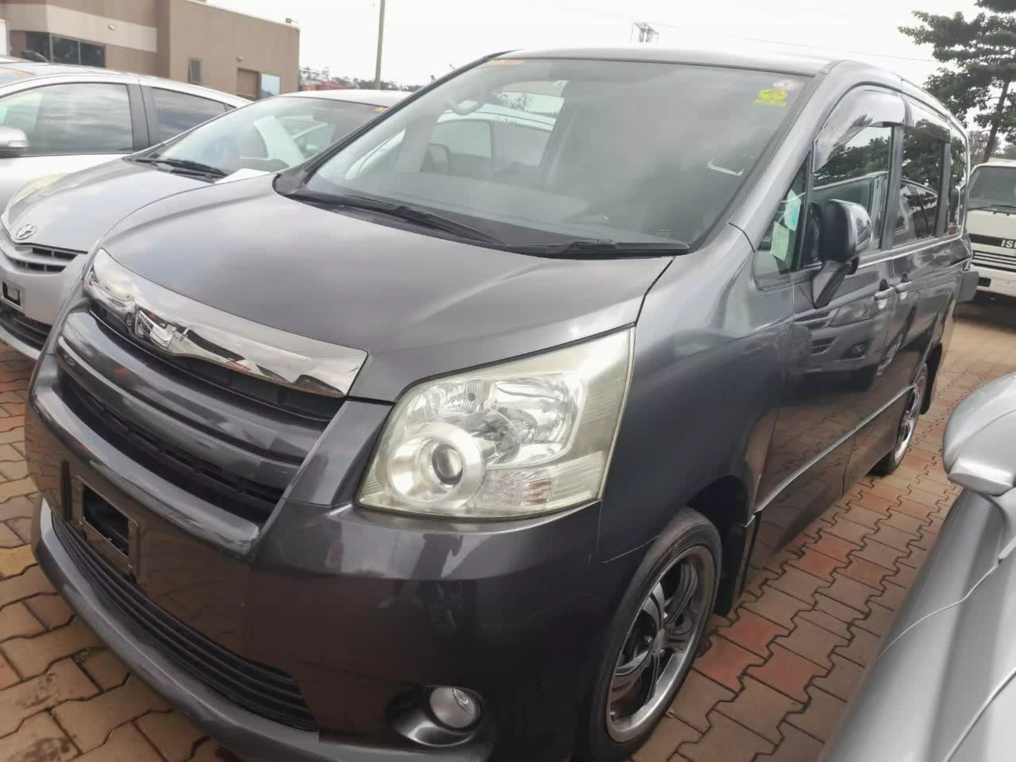Toyota Noah - 2008