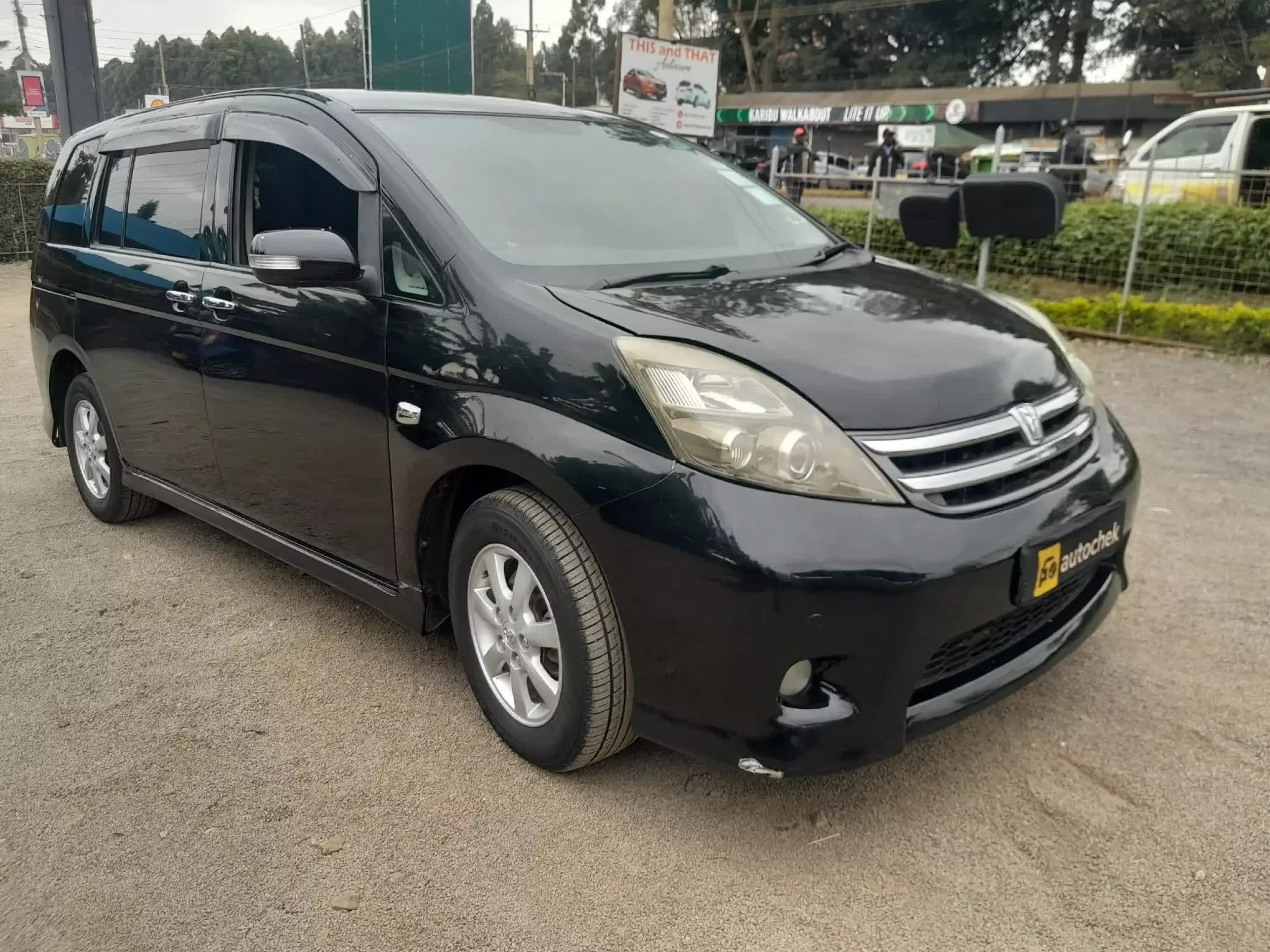 Toyota Isis  - 2011