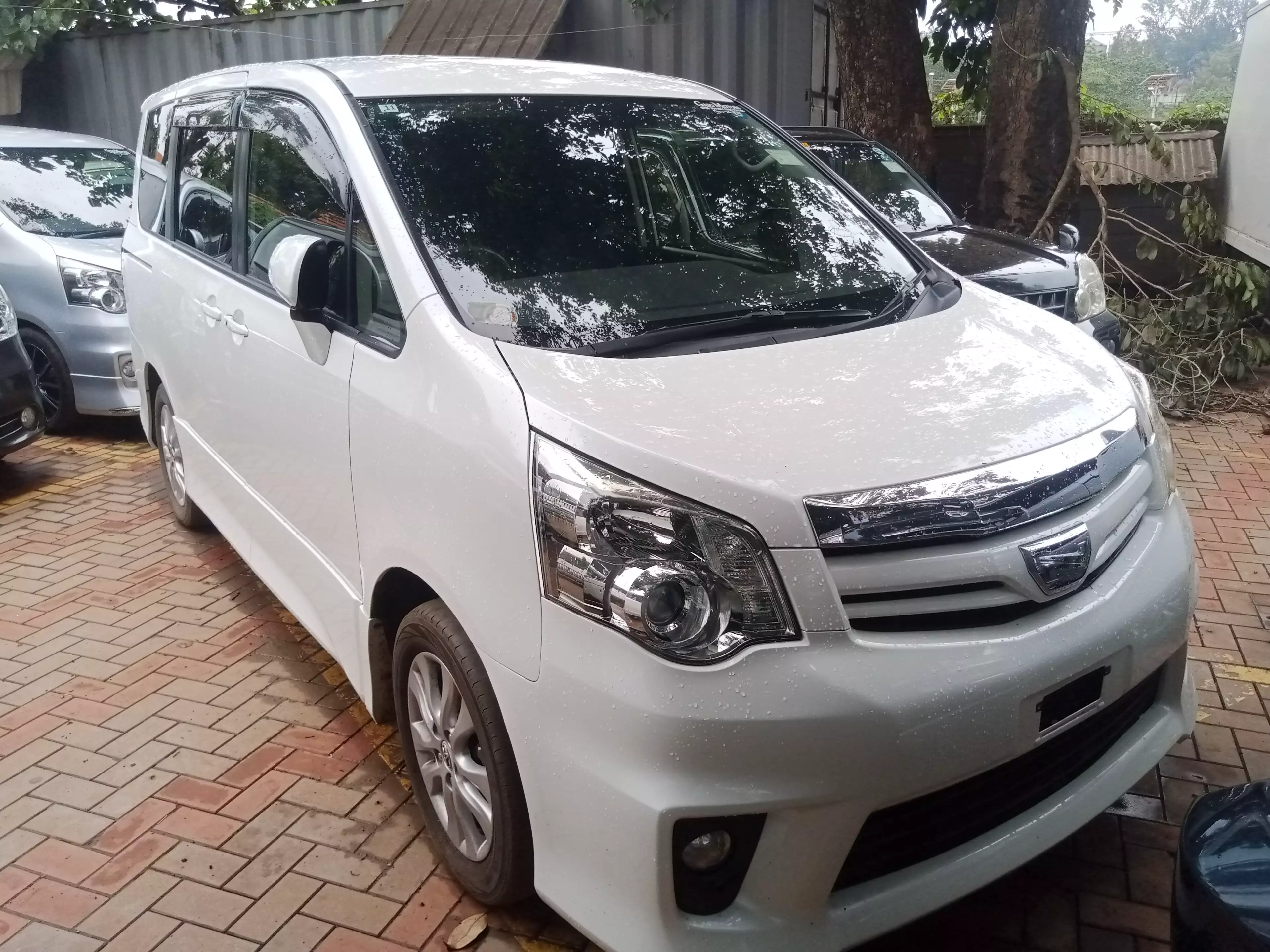 Toyota Noah   - 2012