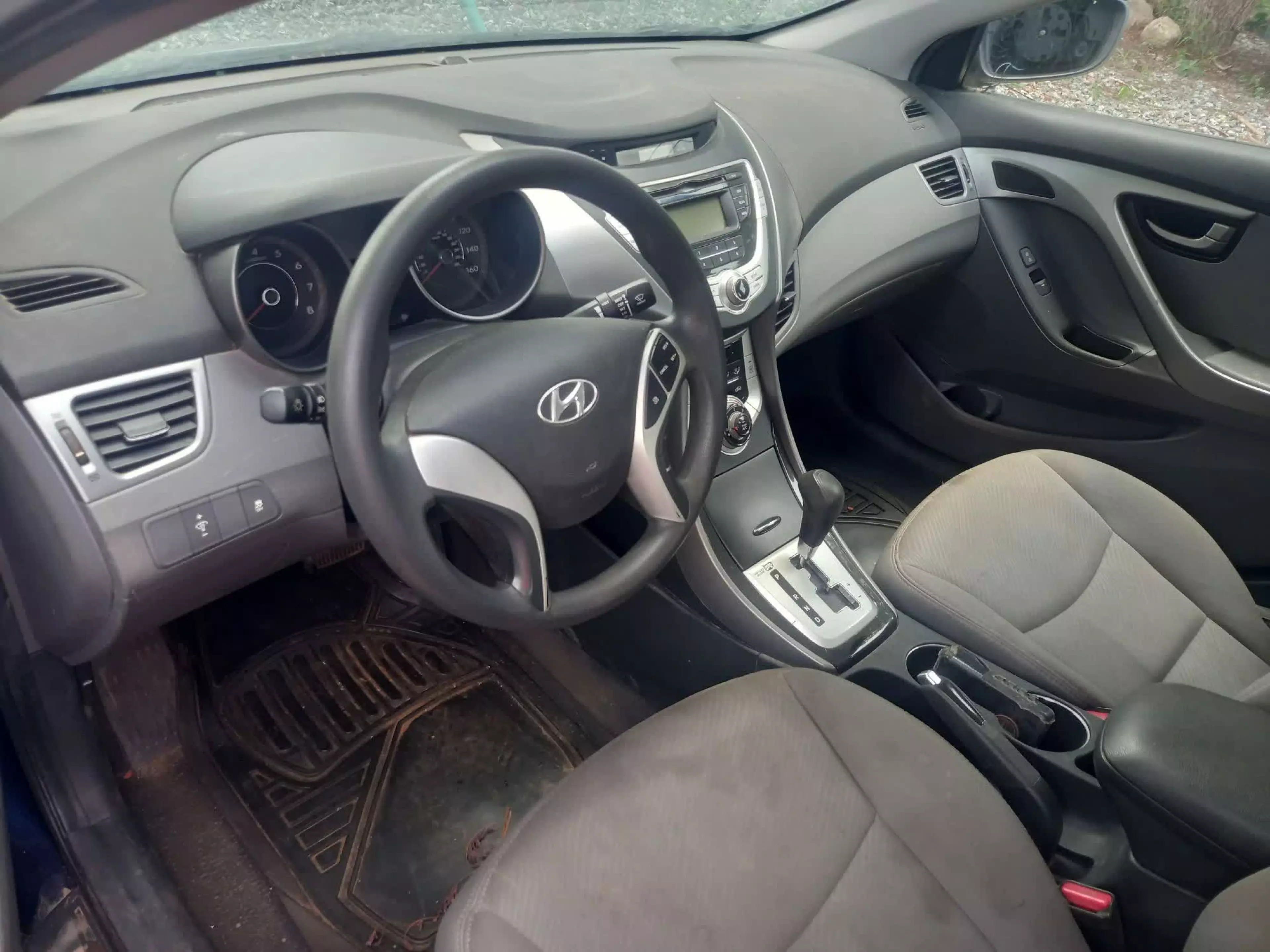 Hyundai Elantra   - 2011