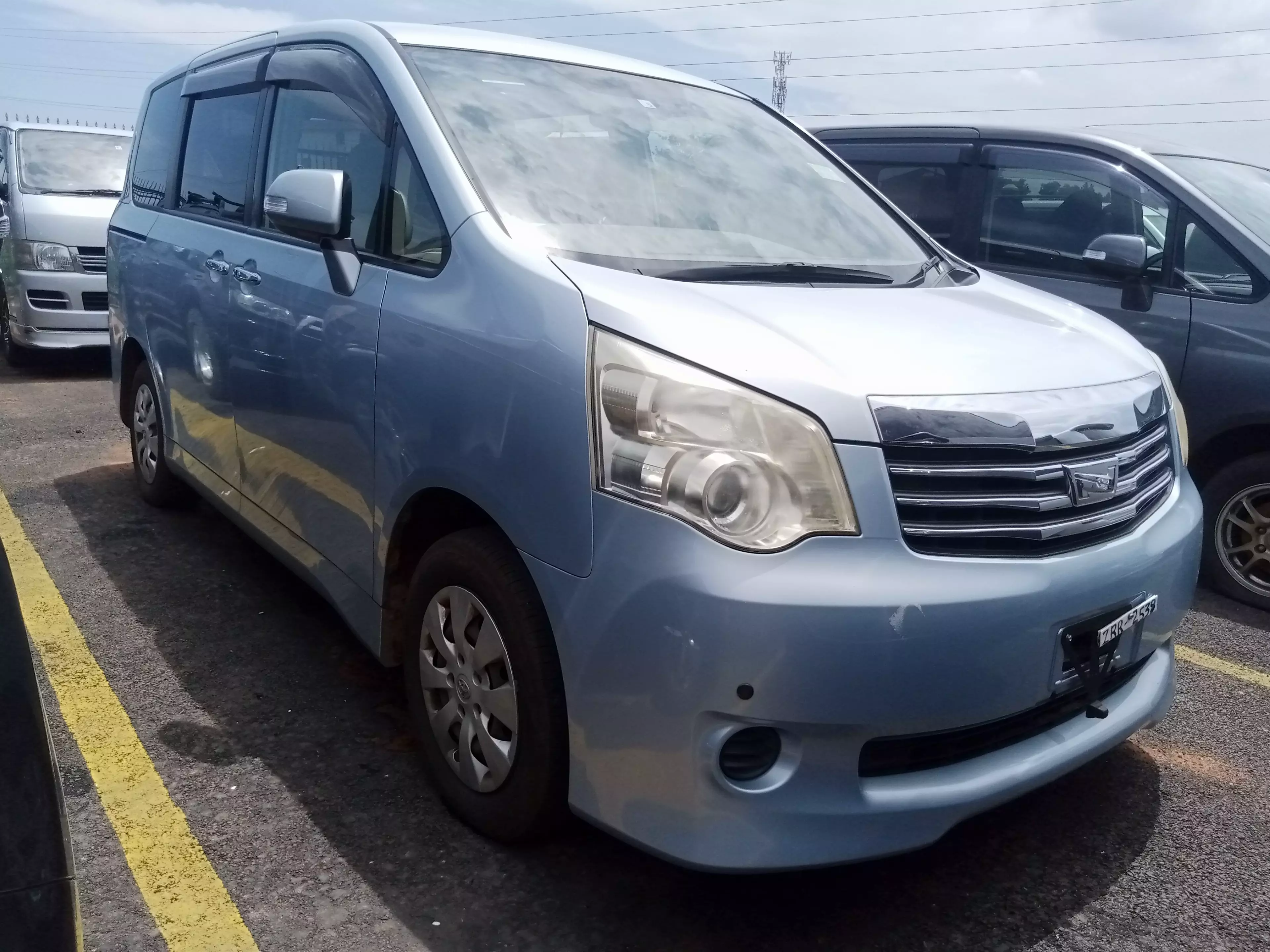 Toyota Noah   - 2012