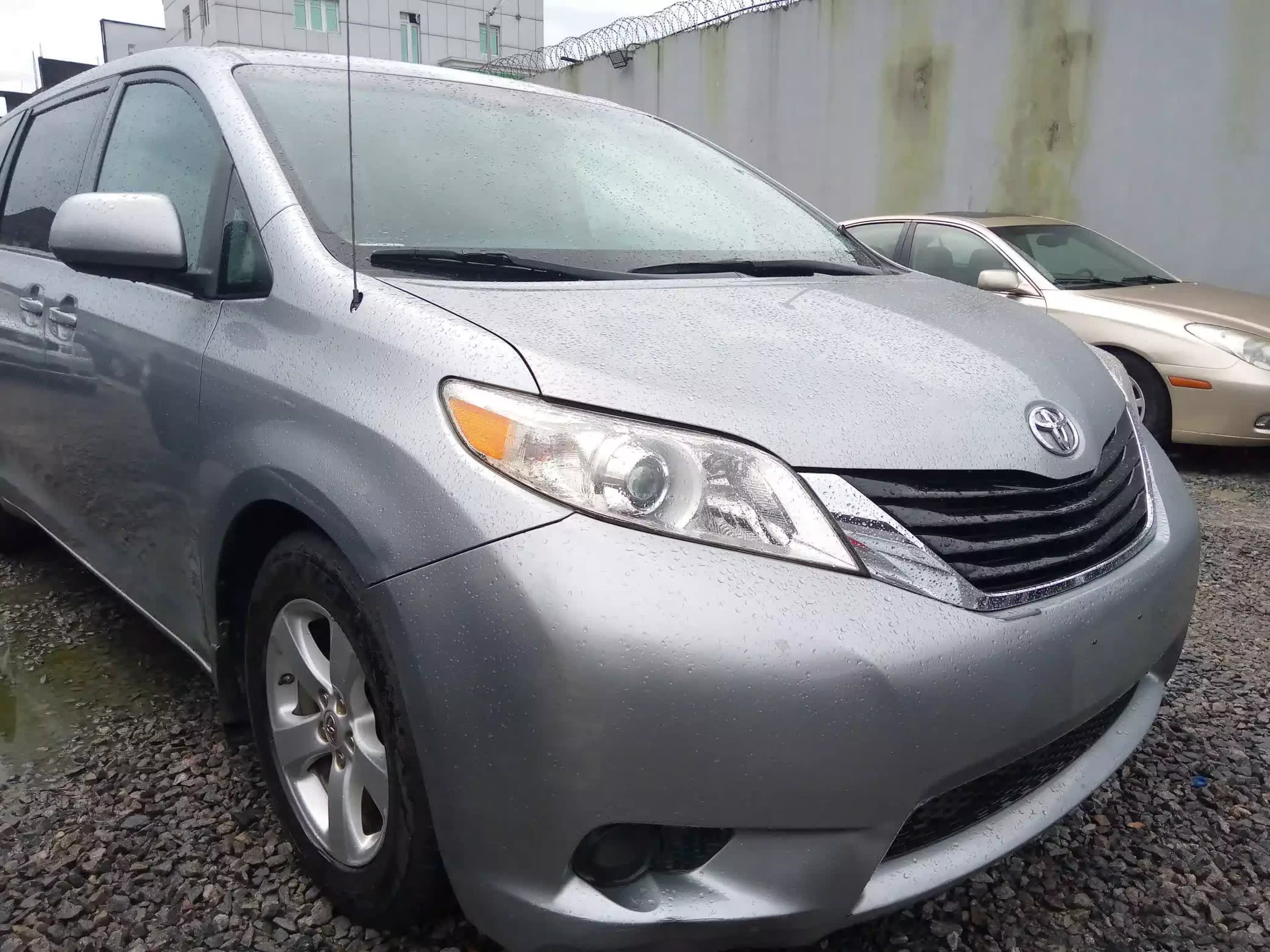 Toyota Sienna - 2011