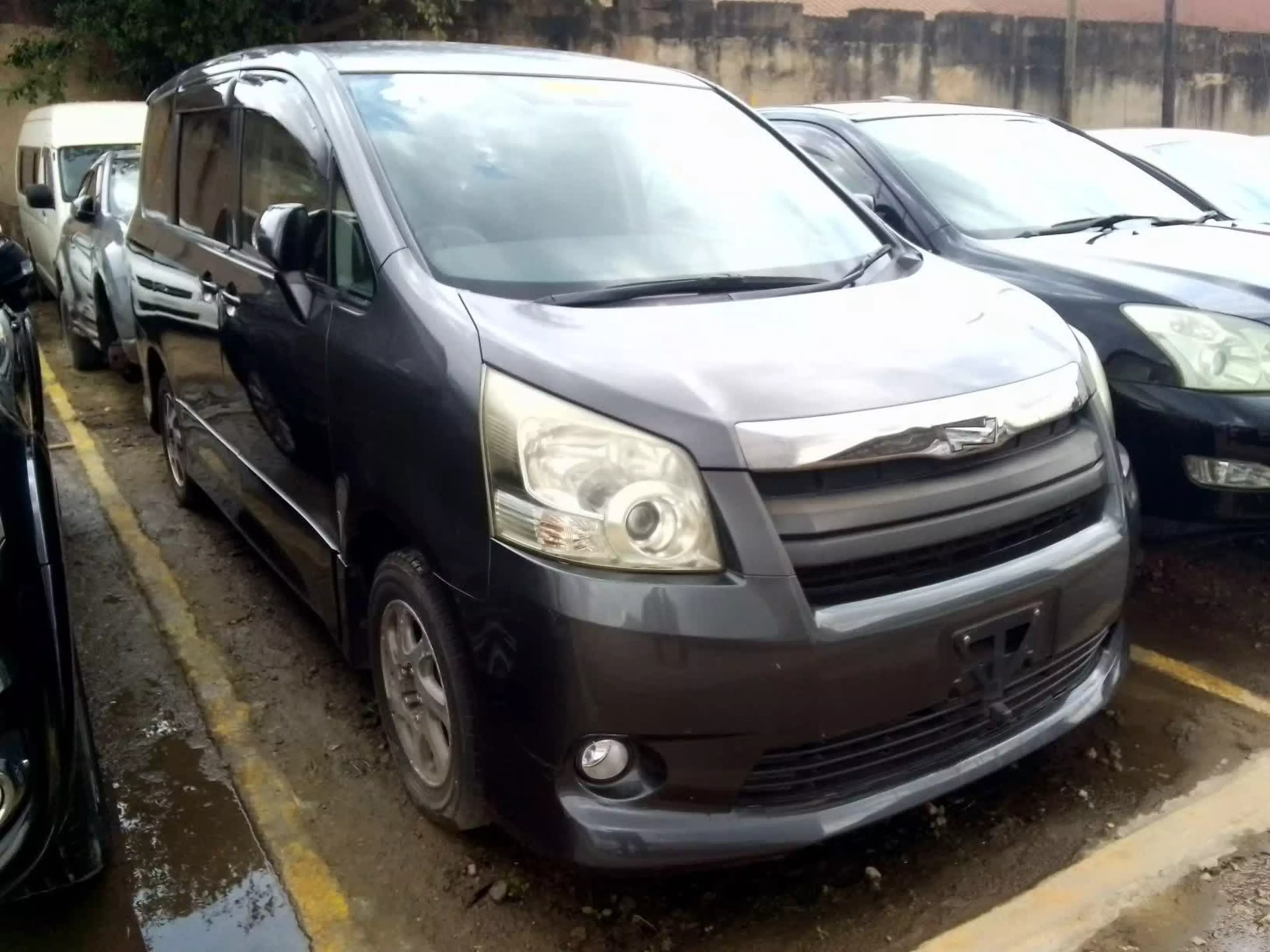 Toyota Noah - 2009