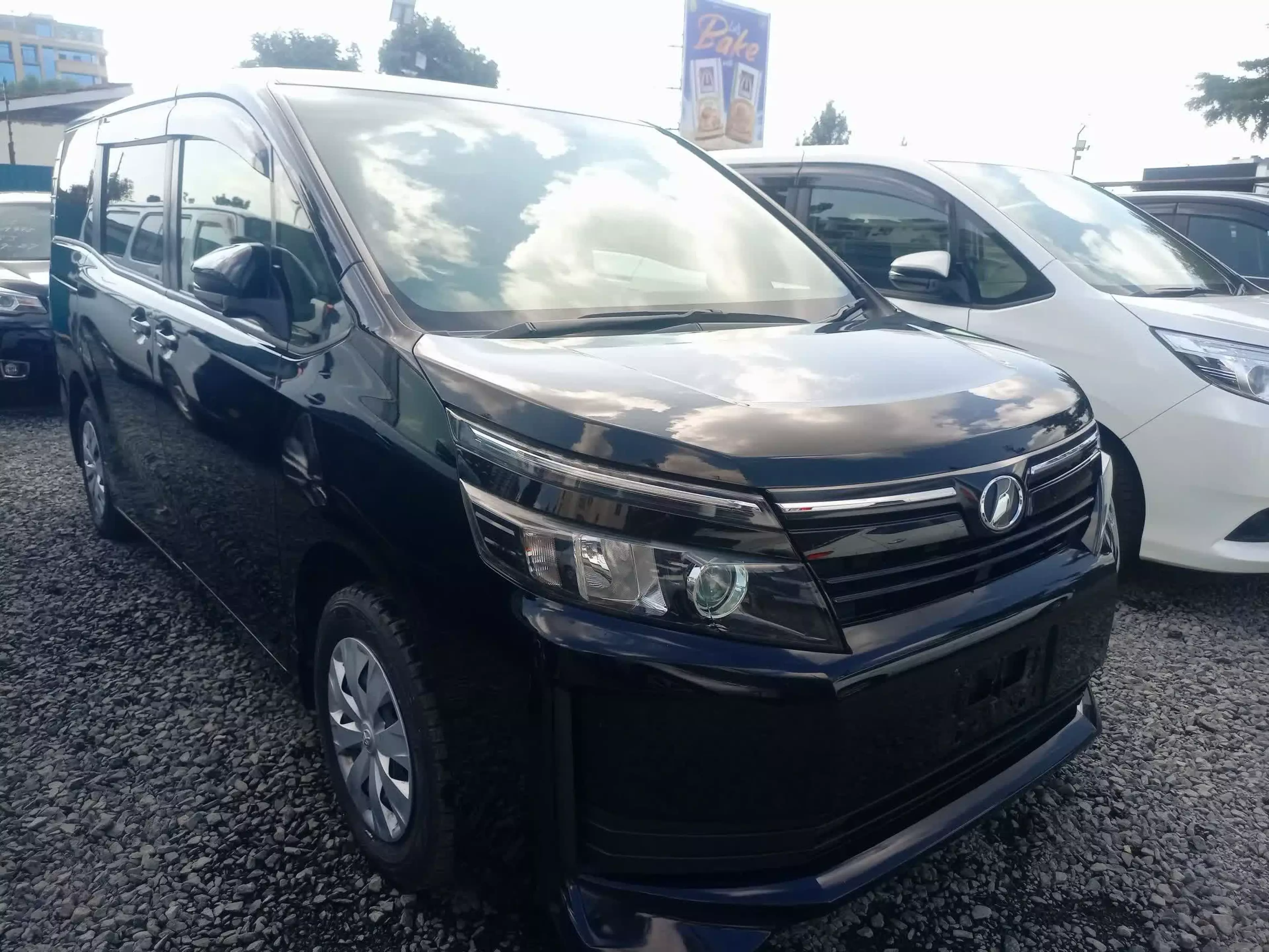Toyota Voxy  - 2016