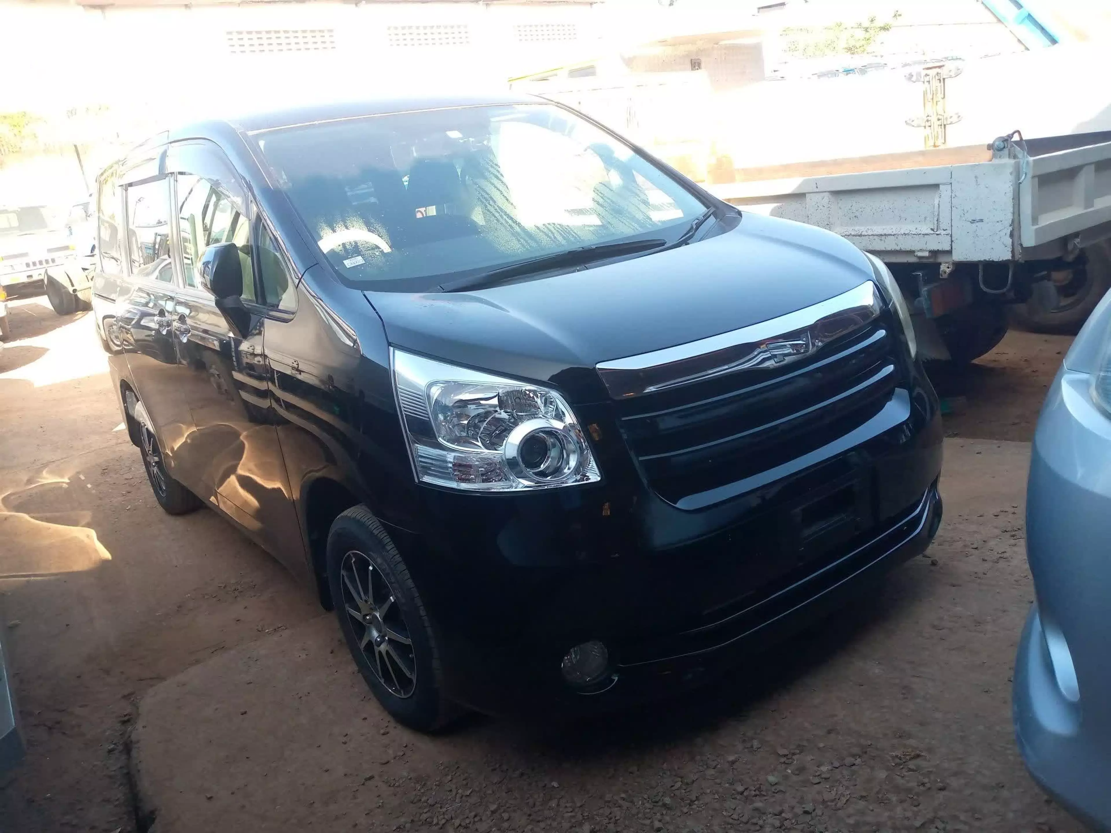 Toyota Noah - 2009