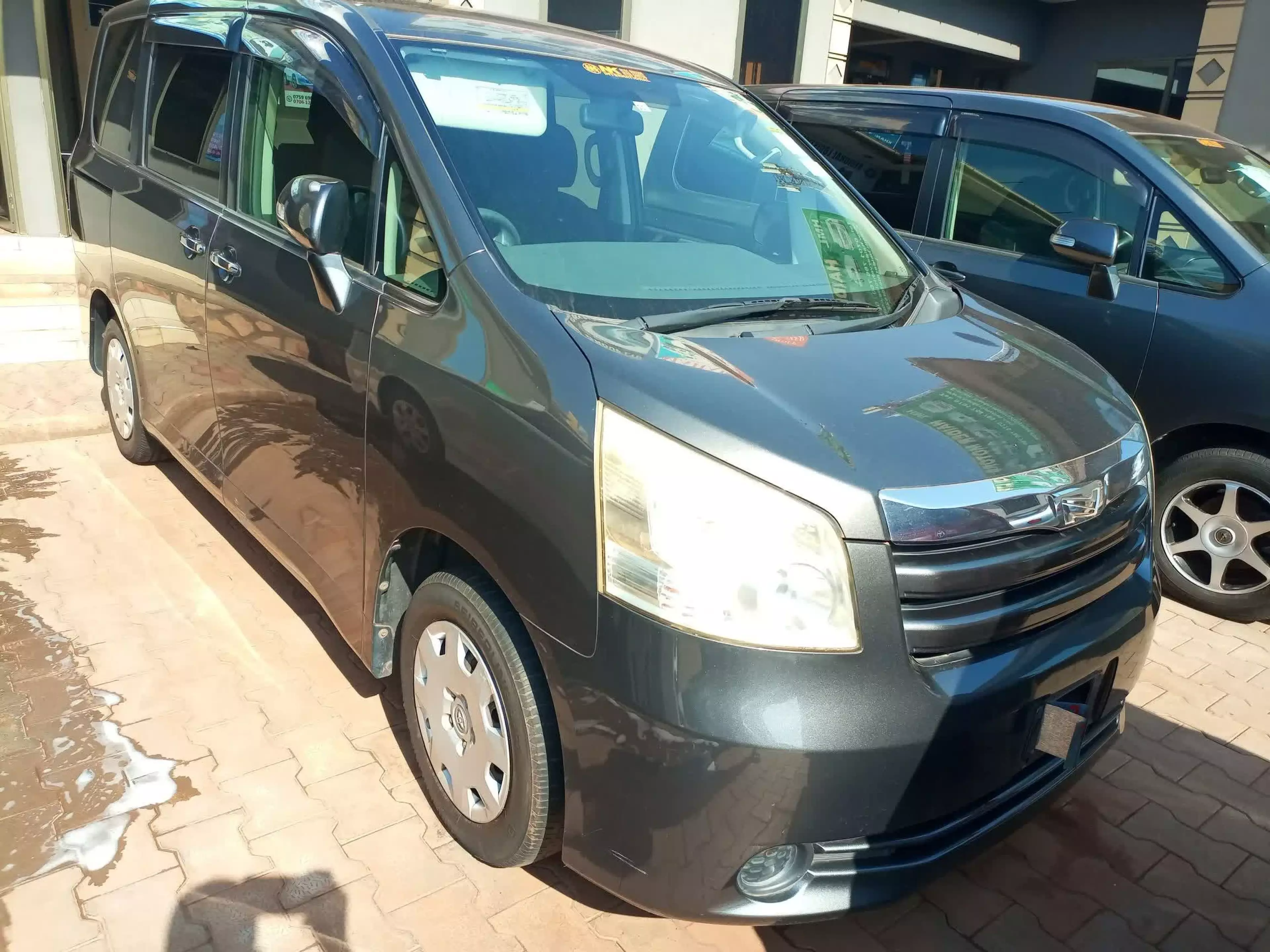 Toyota Noah - 2008