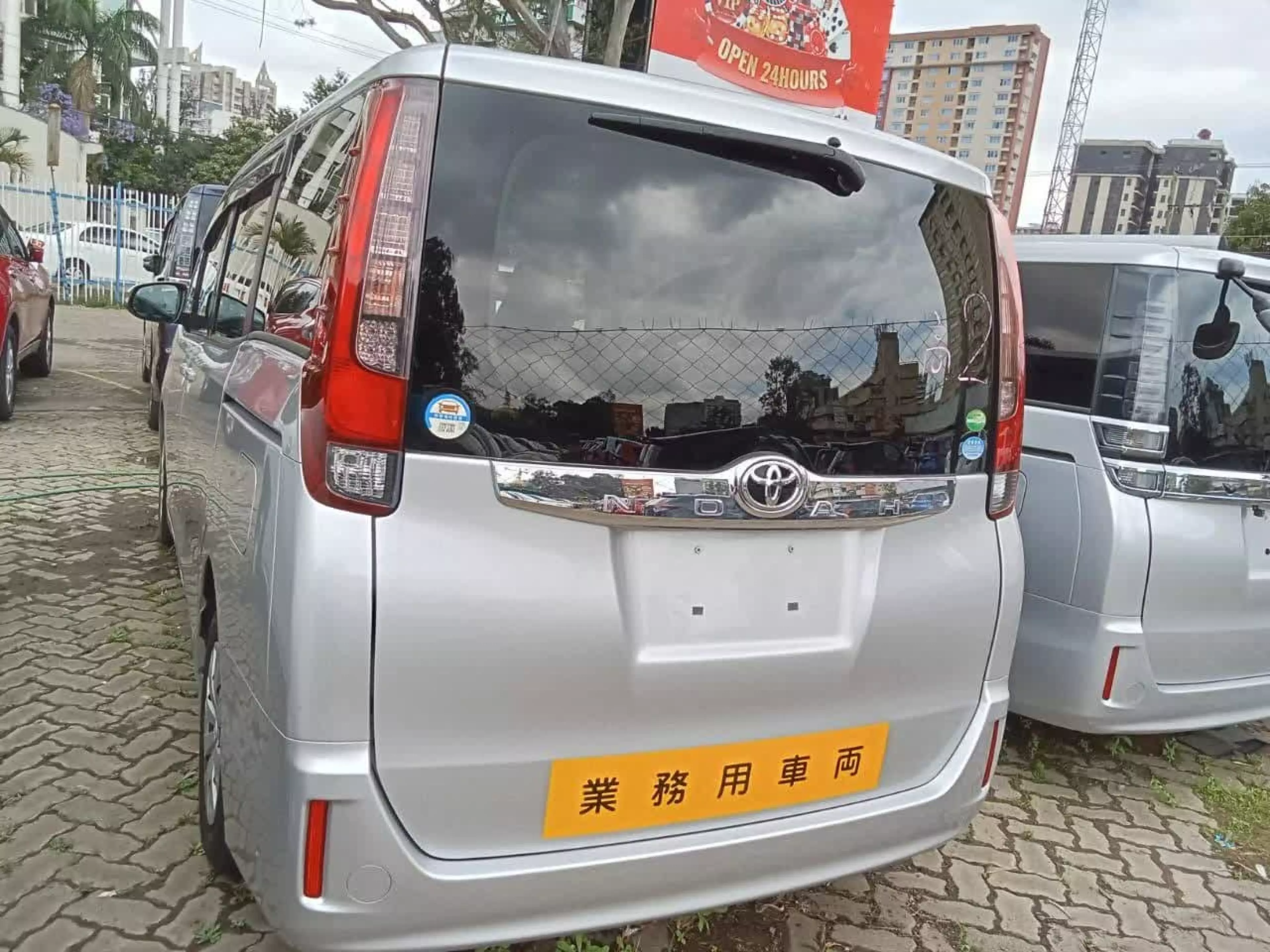 Toyota Noah   - 2017