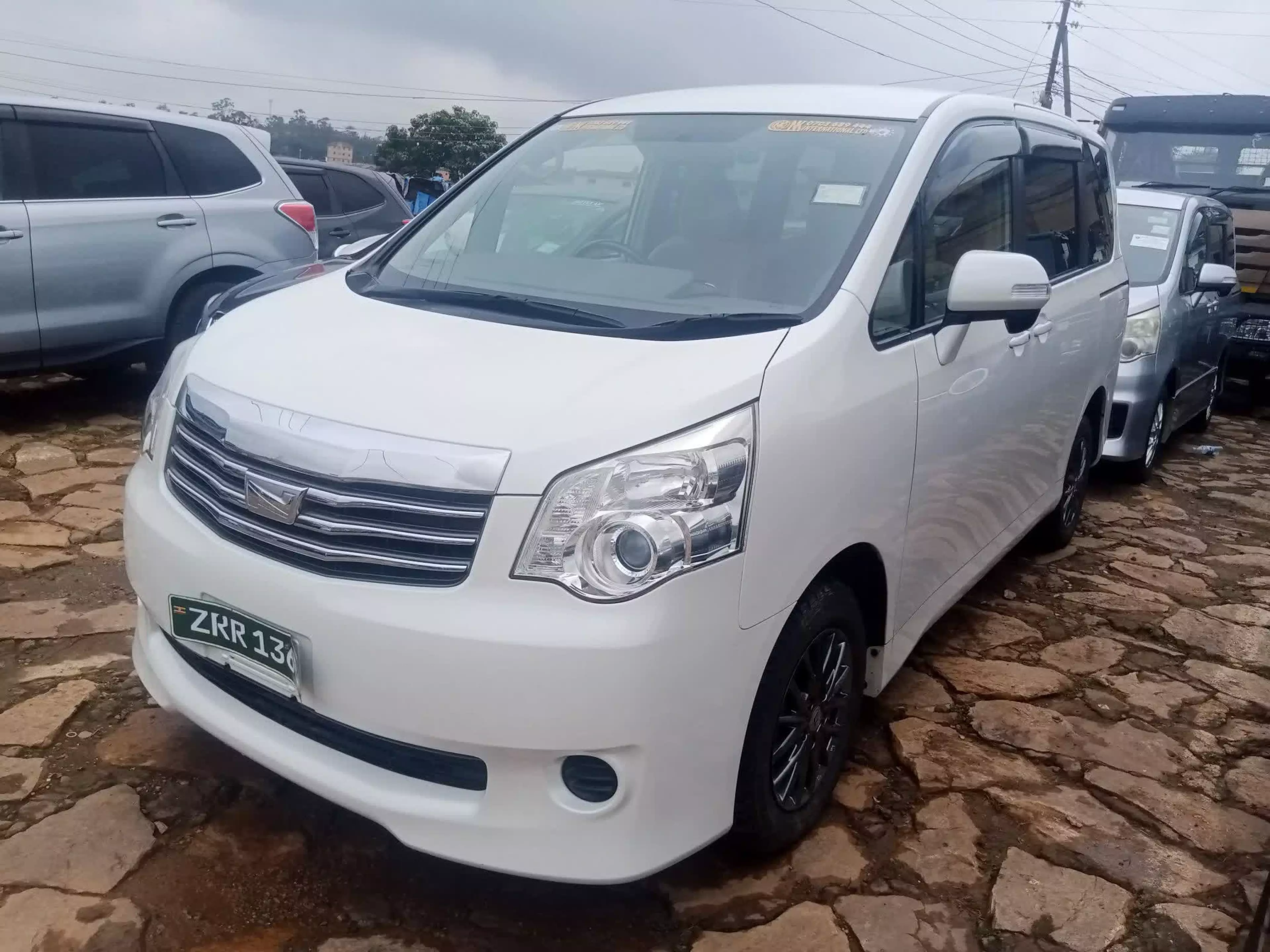 Toyota Noah   - 2010