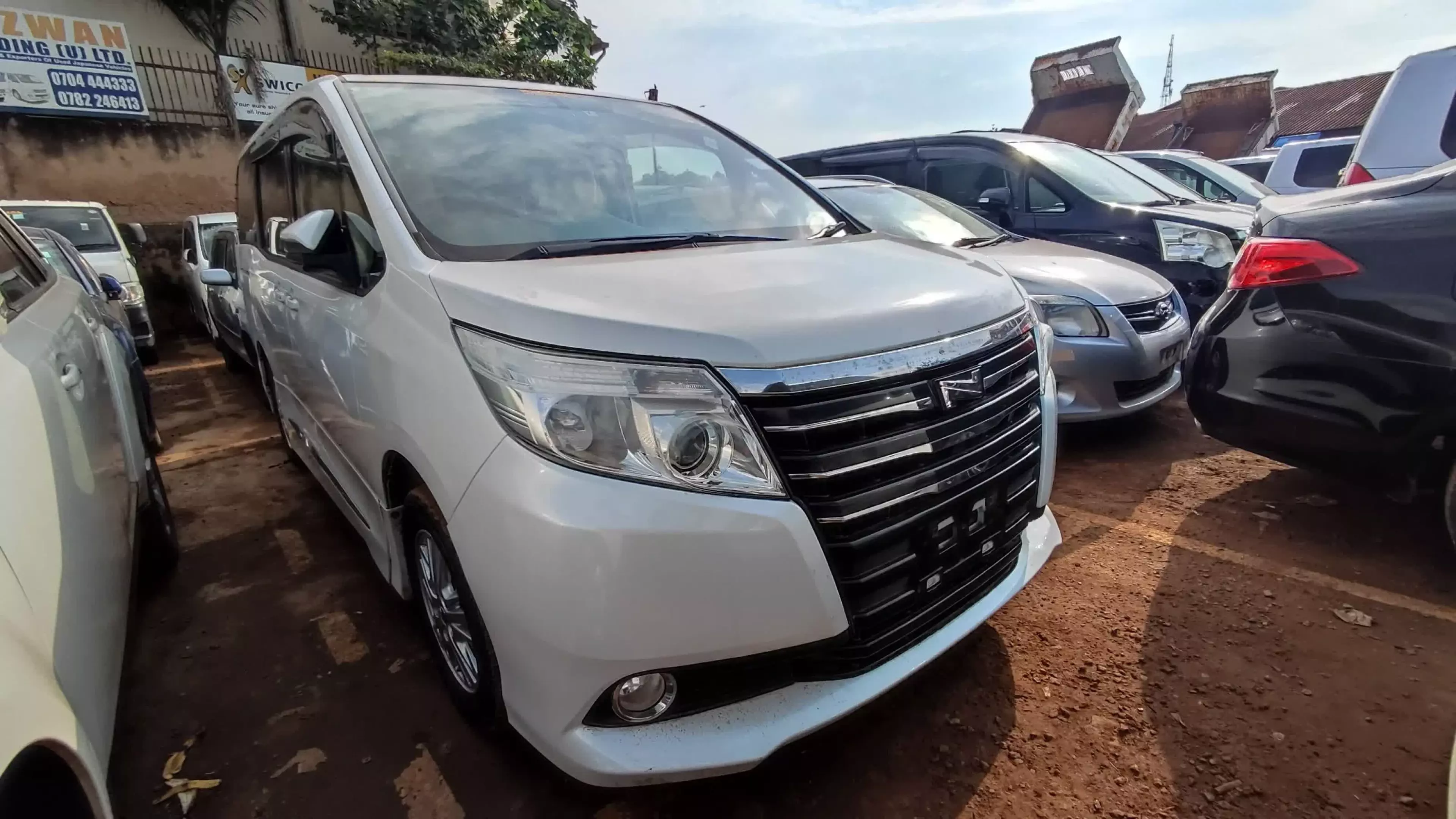 Toyota Noah - 2014