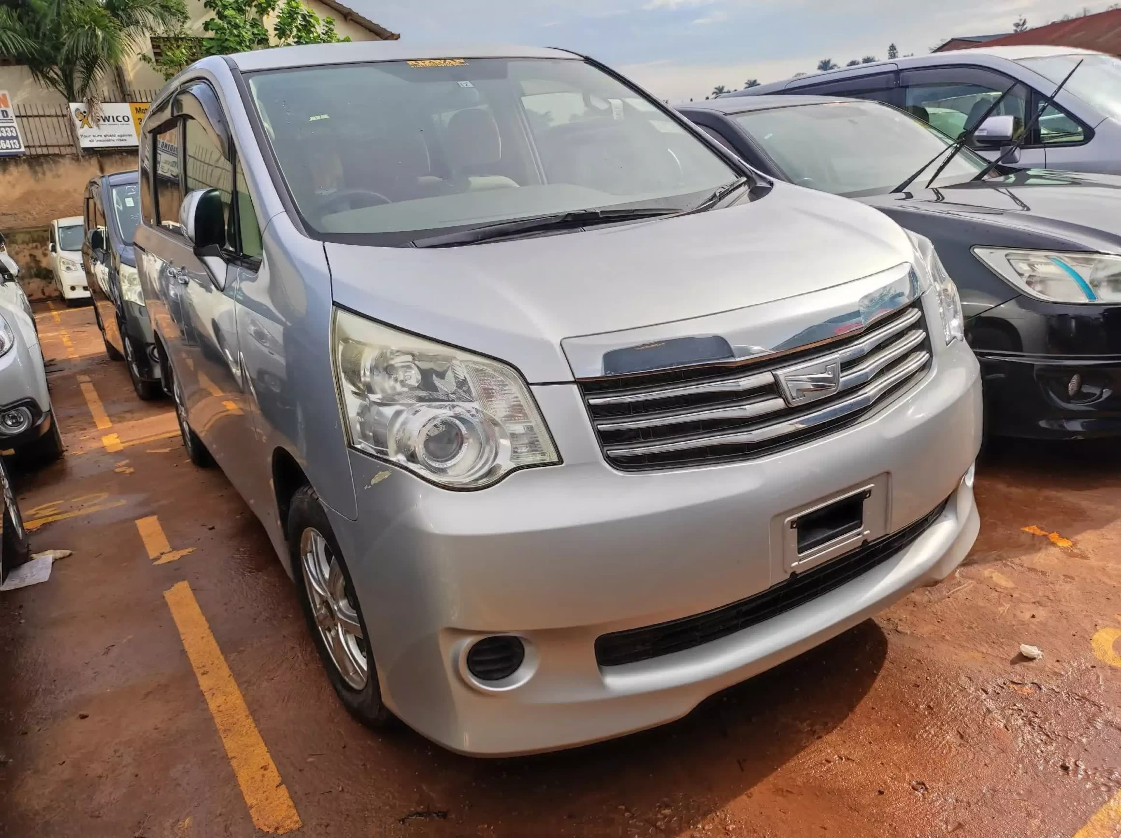 Toyota Noah - 2009