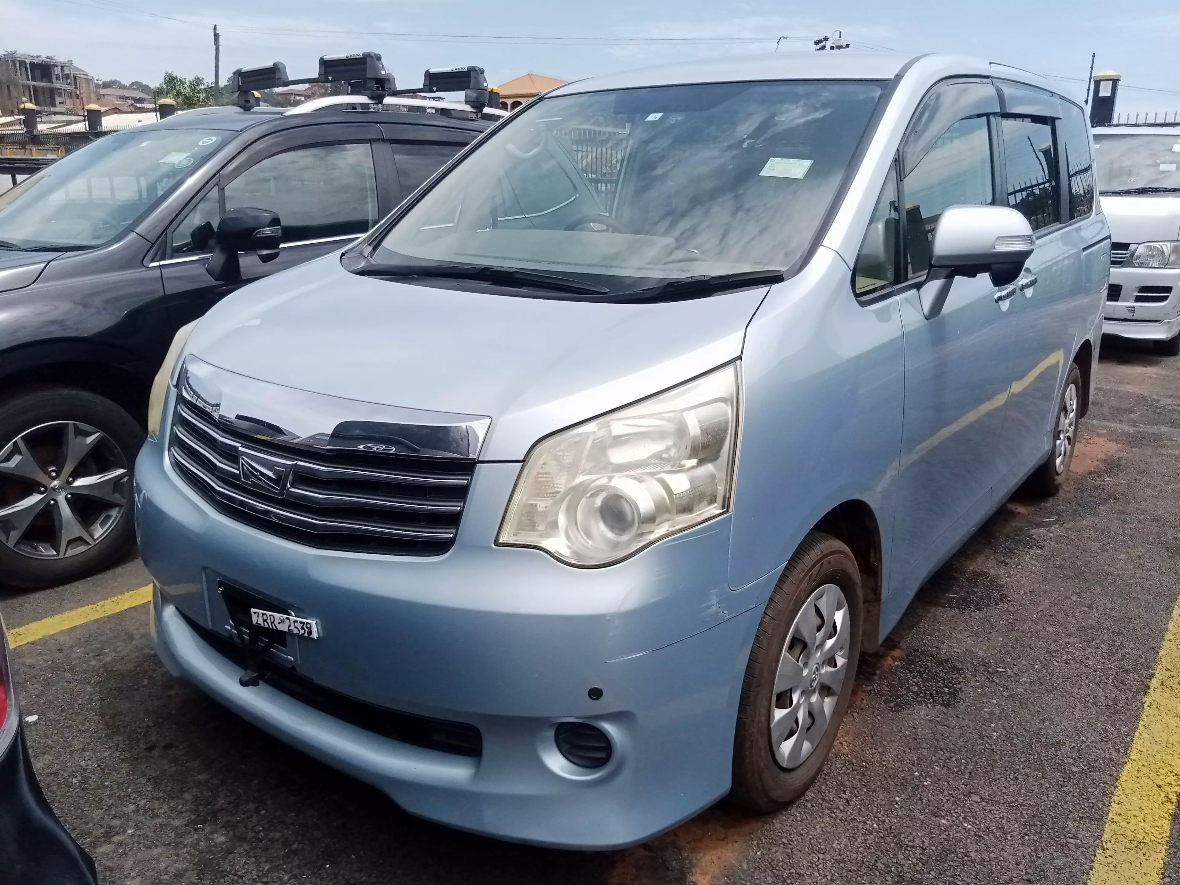 Toyota Noah - 2012