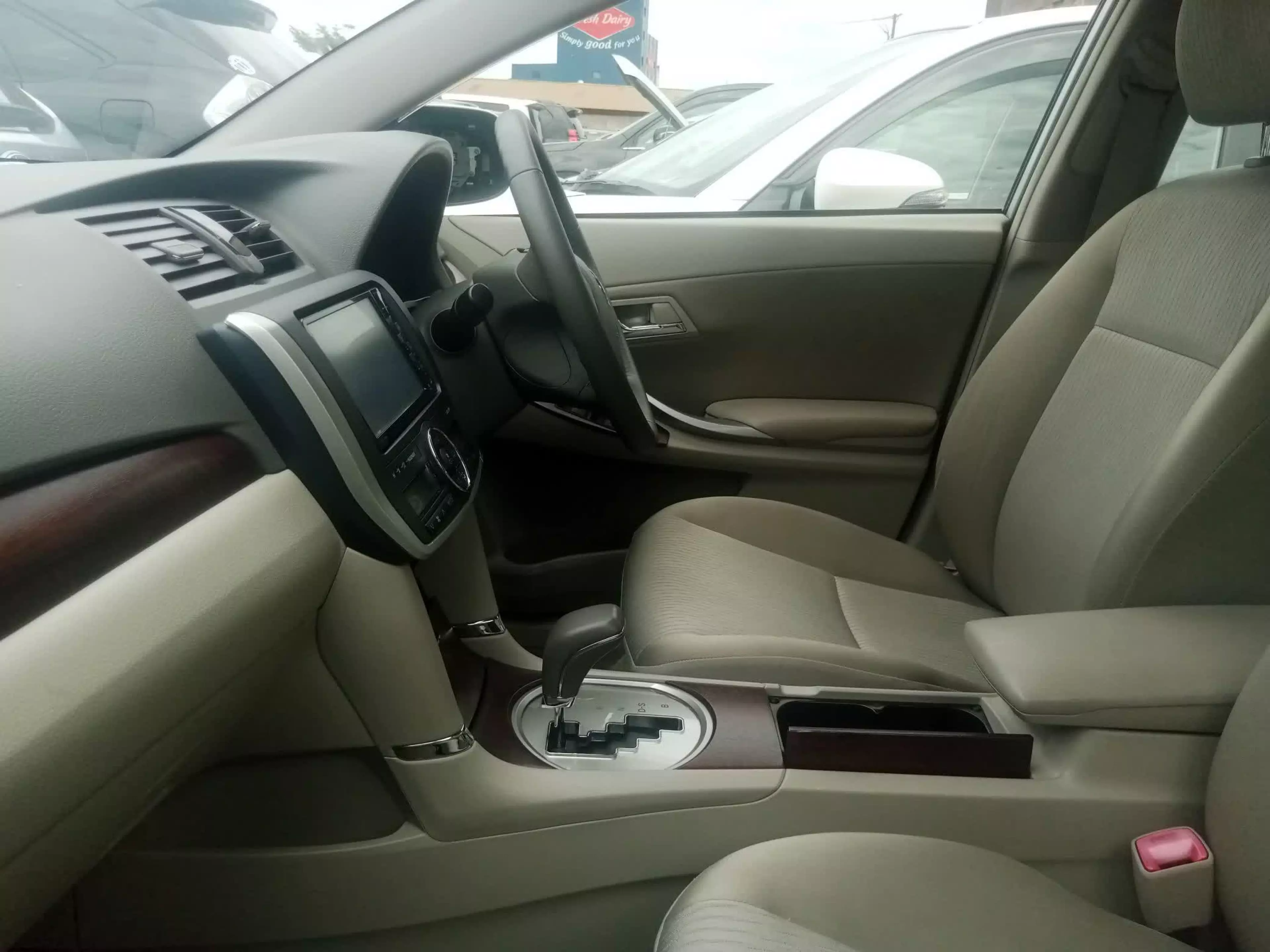 Toyota Premio    - 2012