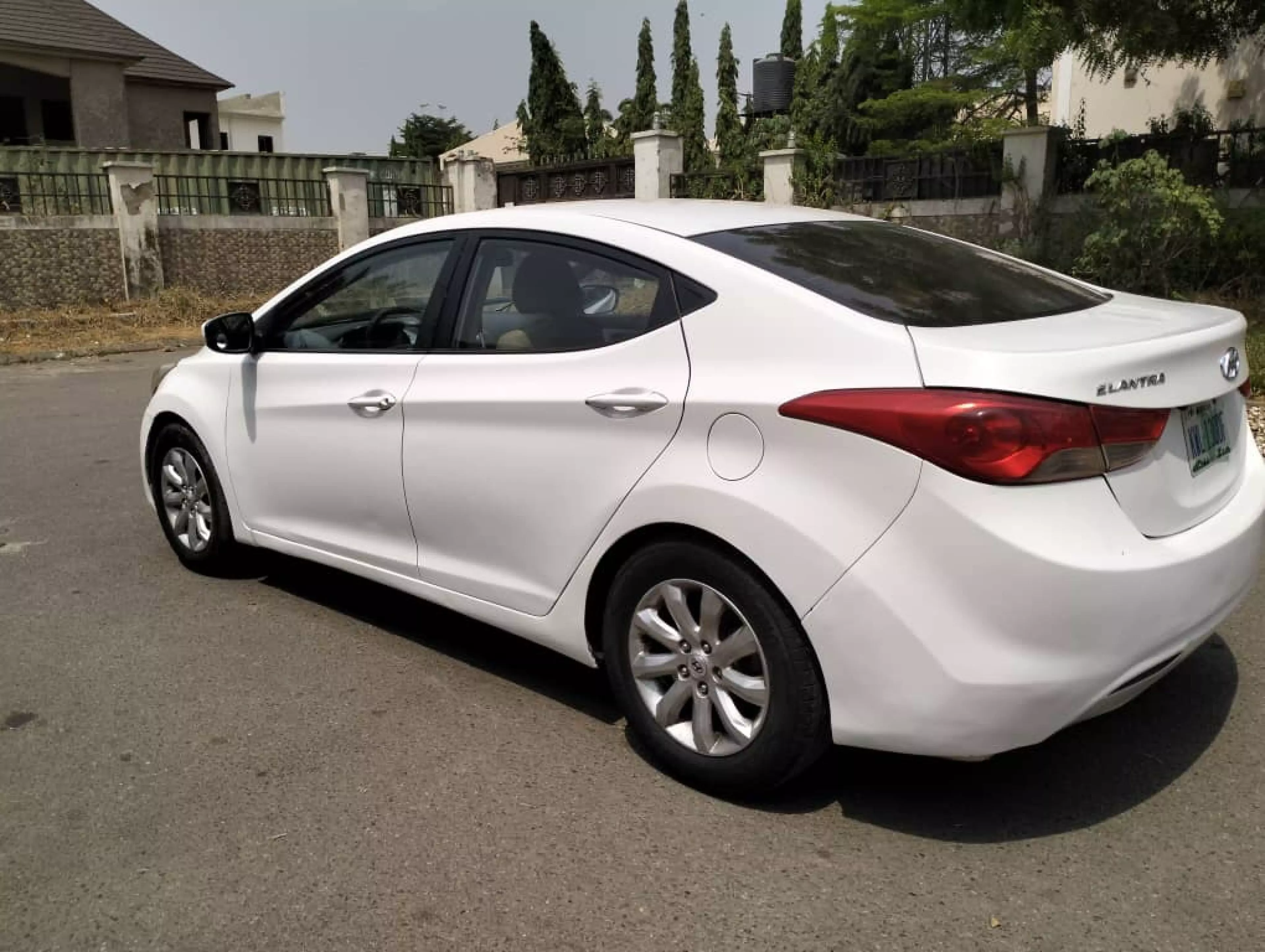 Hyundai Elantra   - 2012