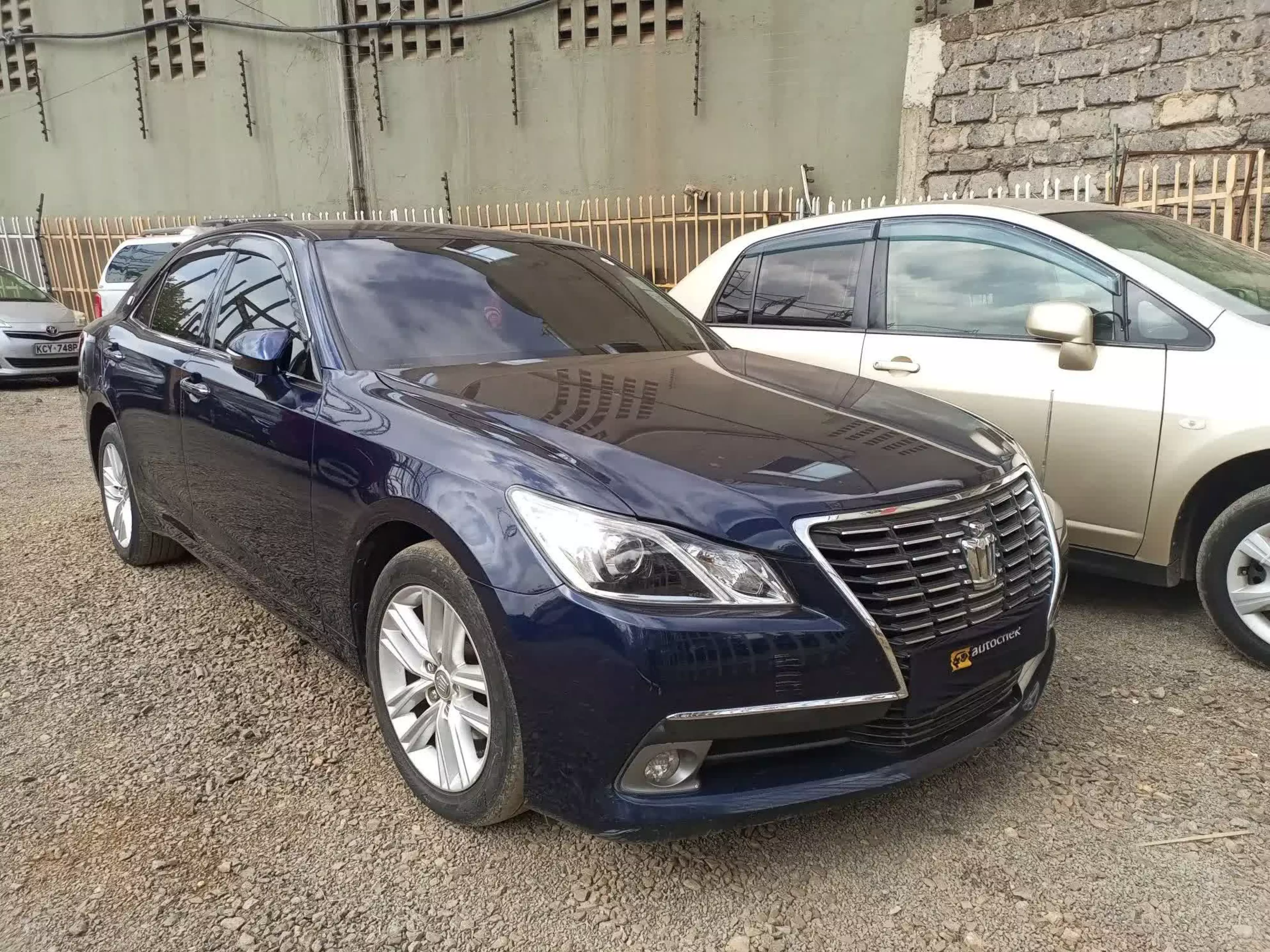 Toyota Crown Royal saloon  - 2014