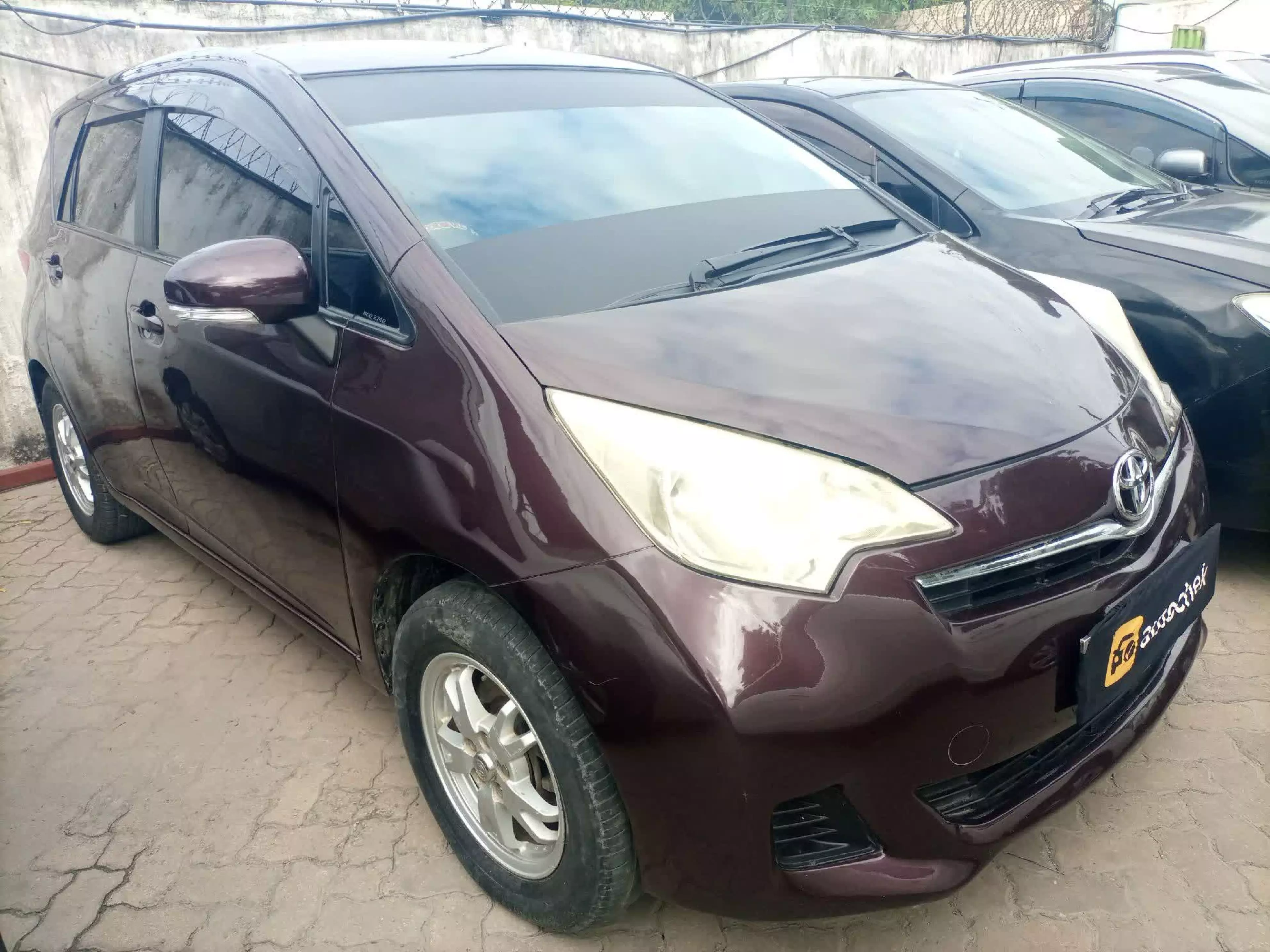 Toyota Ractis - 2012
