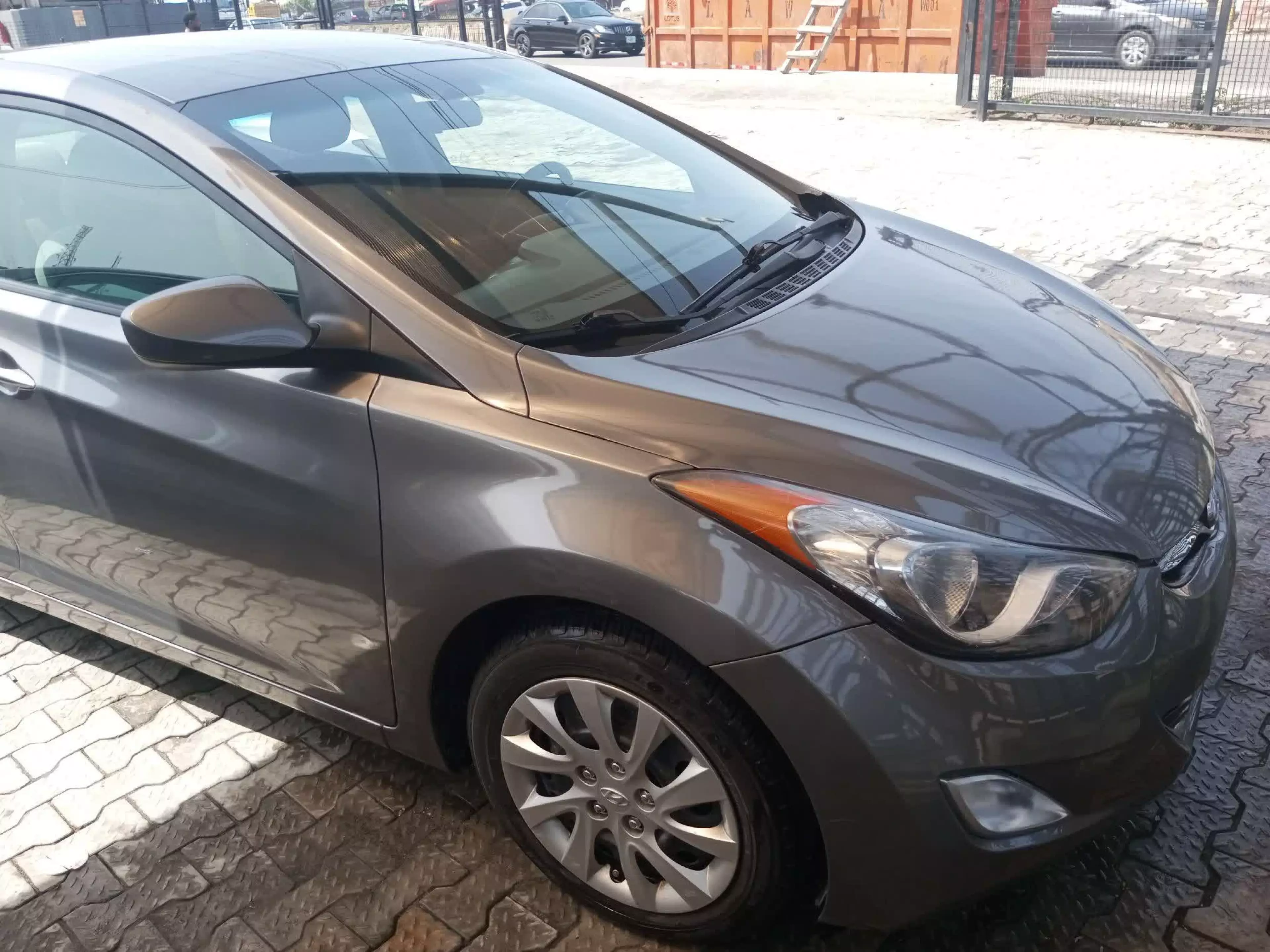 Hyundai Elantra - 2012