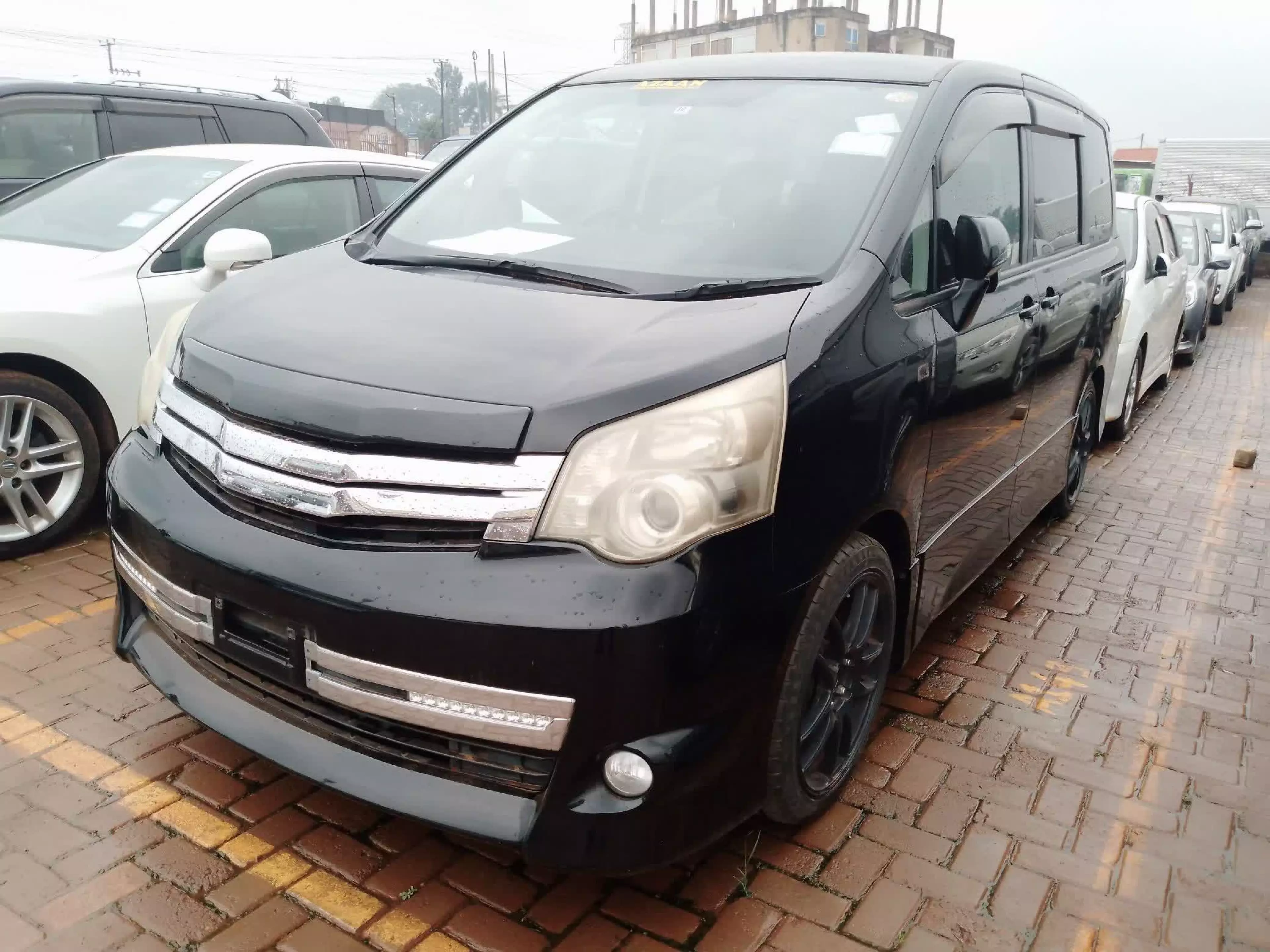 Toyota Noah - 2010