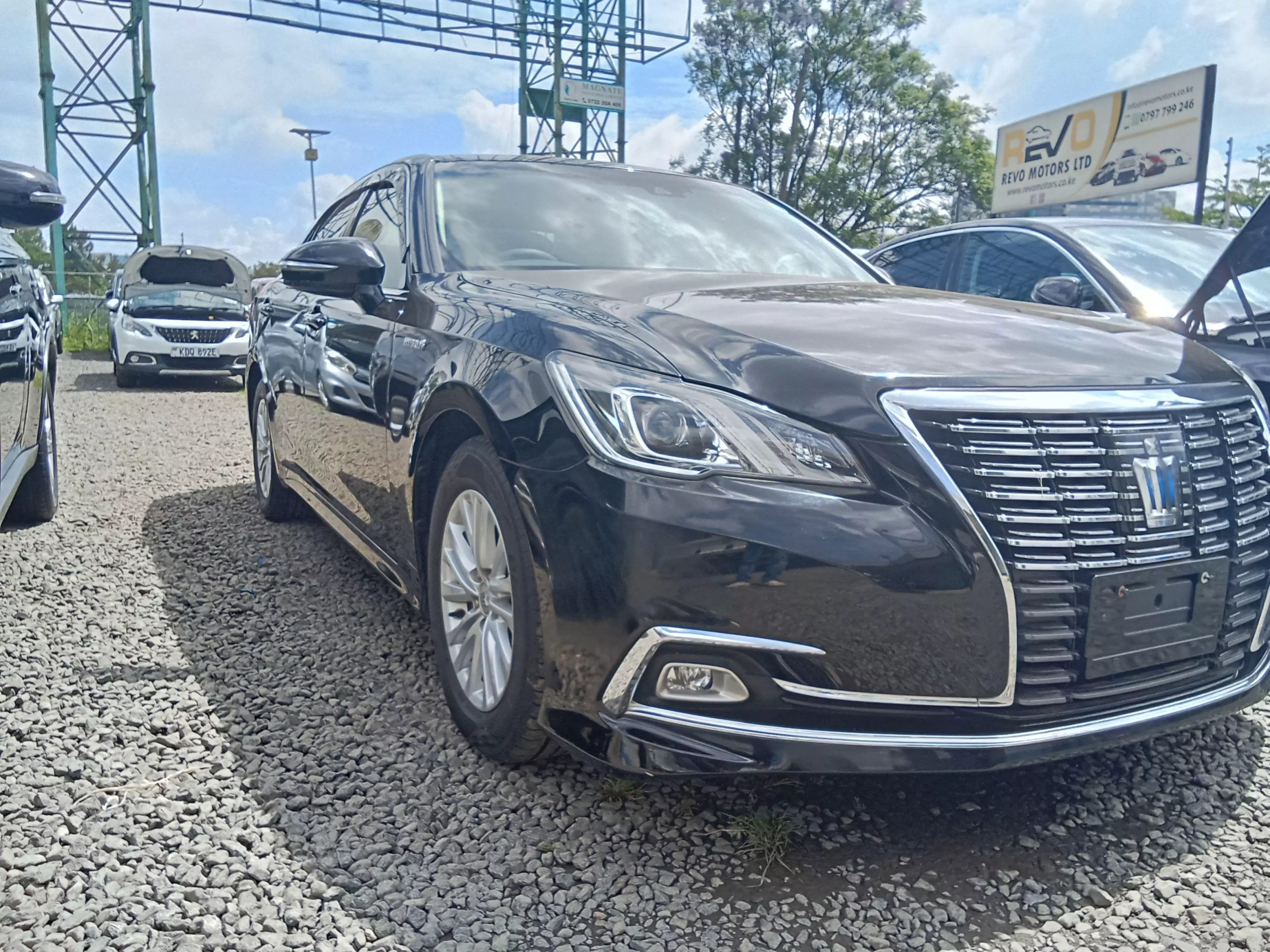 Toyota Crown Royal saloon Hybrid    - 2016
