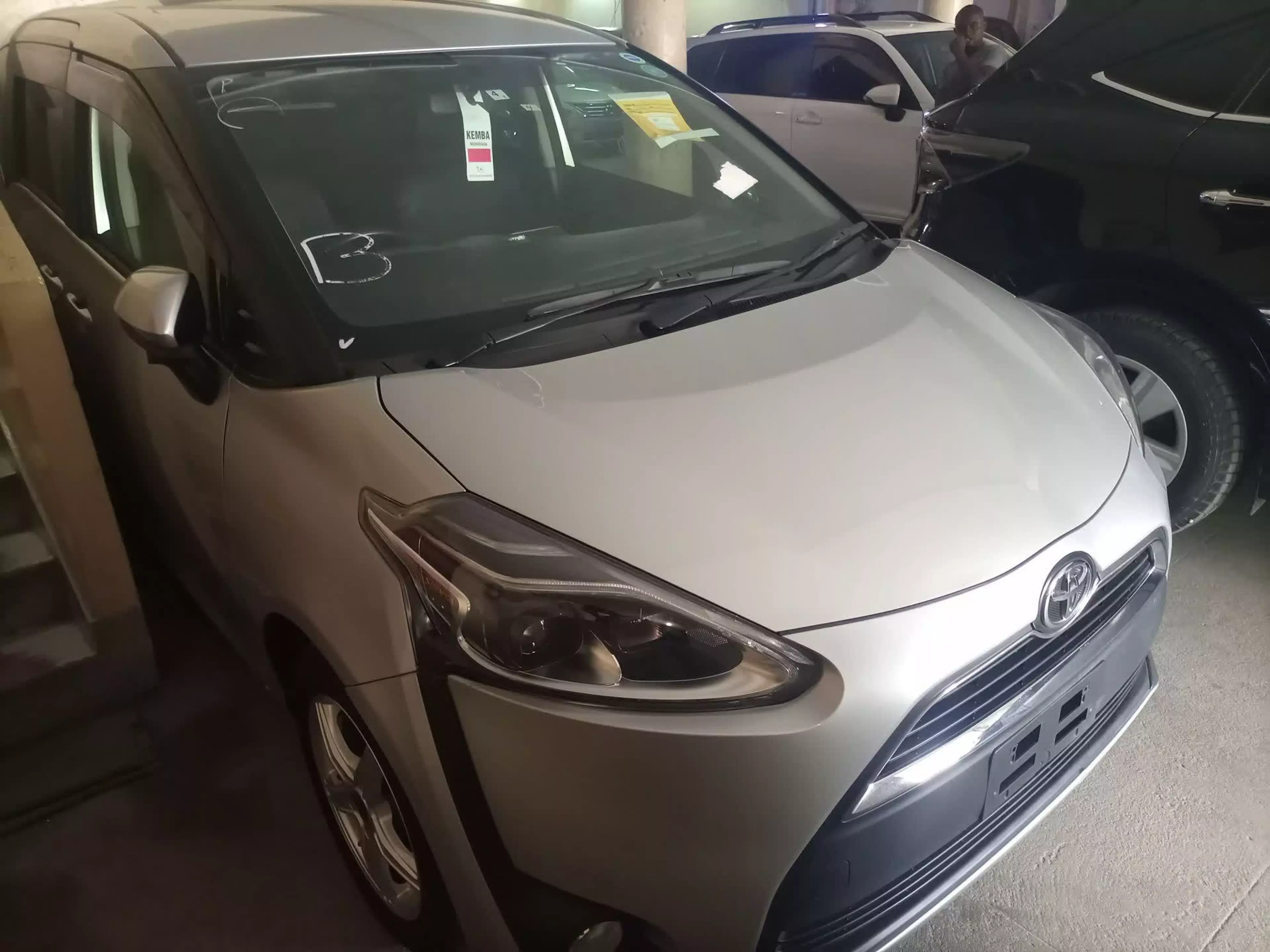 Toyota Sienta - 2016