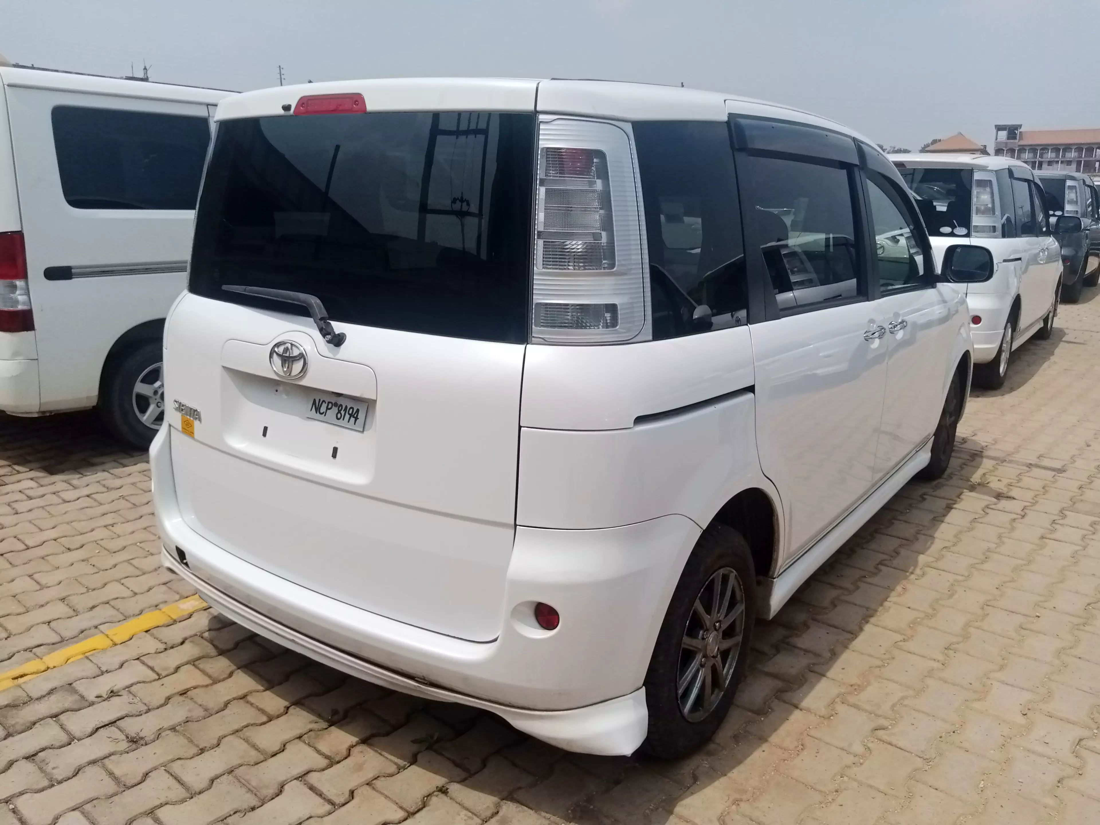 Toyota Sienta   - 2011